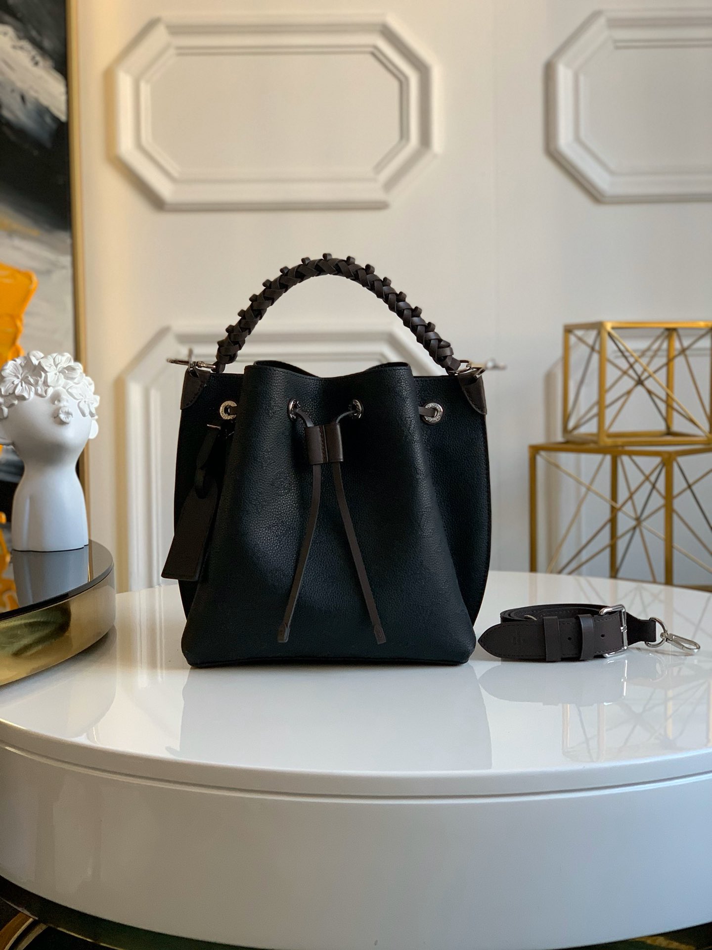 NO:401131,【Exclusive real photo M55906】MURIA M55799 M55800 M55801 M55906 Vert LagonMuria Bucket bag is made of carved calfskin, with perforations slowly outlining Monogram patterns, embellished with brand and key bag. Paired with woven handles and long leather shoulder straps. Size 25.0 x 25.0 x 20.0 cm.,LV【Original leather】,louis vuitton,cowhide19860909【独家实拍M55906】MURIA M55799 M55800 M55801 M55906 Vert LagonMuria 水桶包取材镂花小牛皮,其上穿孔缓缓勾勒 Monogram 图案,点缀名牌与钥匙包.搭配编织手柄与长皮革肩带.尺寸25.0 x 25.0 x 20.0 cm .,LV【原厂皮】,louis vuitton,cowhide,Bag