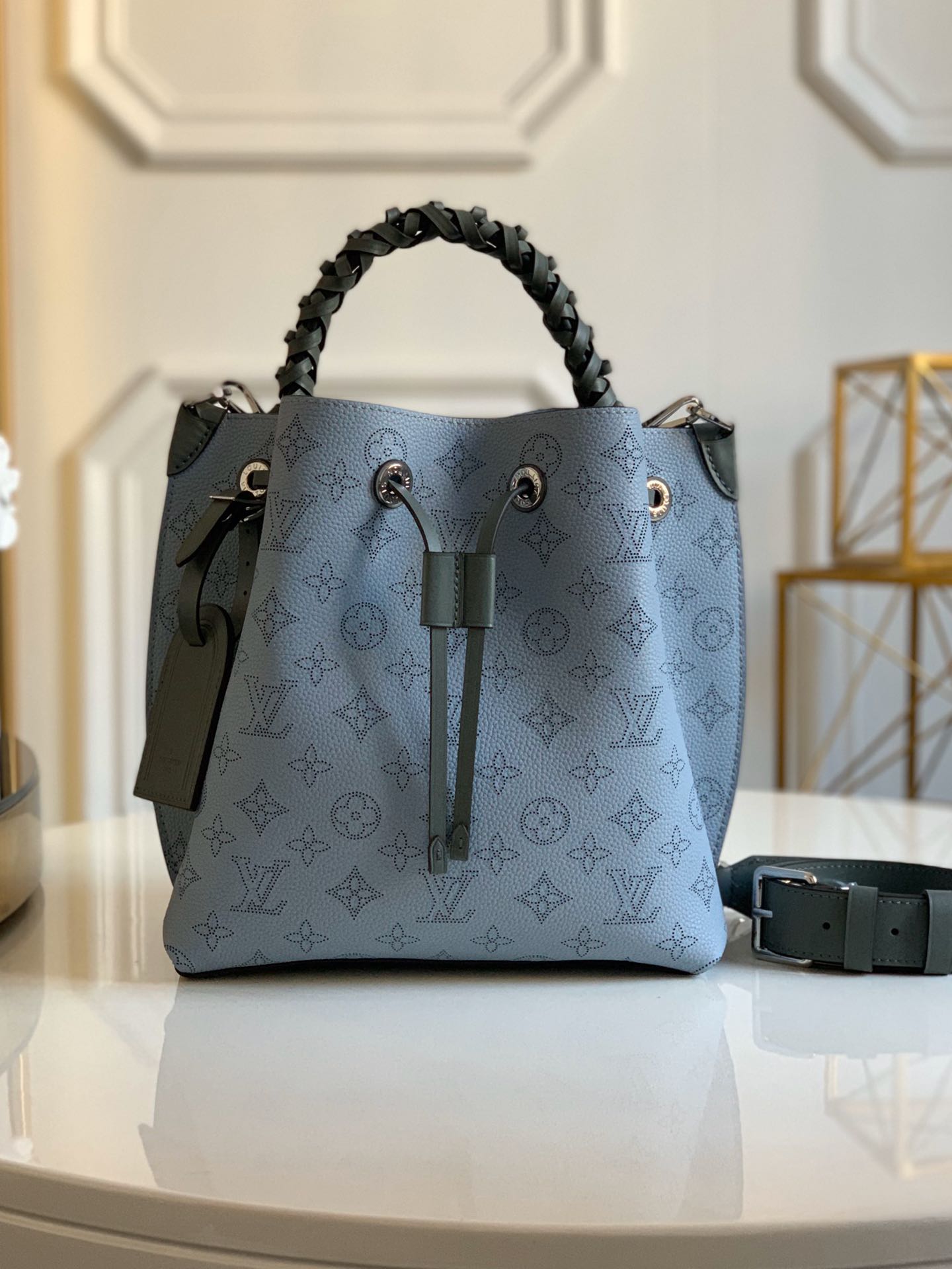 NO:401134,【Exclusive real photo M55906 light blue】MURIA M55799 M55800 M55801 M55906 Vert LagonMuria Bucket bag is made of carved calfskin, with perforations slowly outlining Monogram pattern, embellished with brand and key bag. Paired with woven handles and long leather shoulder straps. Size 25.0 x 25.0 x 20.0 cm.,LV【Original leather】,louis vuitton,cowhide19860909【独家实拍M55906浅蓝】MURIA M55799 M55800 M55801 M55906 Vert LagonMuria 水桶包取材镂花小牛皮,其上穿孔缓缓勾勒 Monogram 图案,点缀名牌与钥匙包.搭配编织手柄与长皮革肩带.尺寸25.0 x 25.0 x 20.0 cm .,LV【原厂皮】,louis vuitton,cowhide,Bag