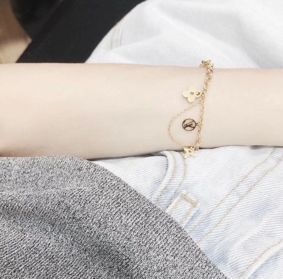 L❤️v手链,美到你哭,一饰难求,上手后第一感觉酷酷的美美哒,可调节 4