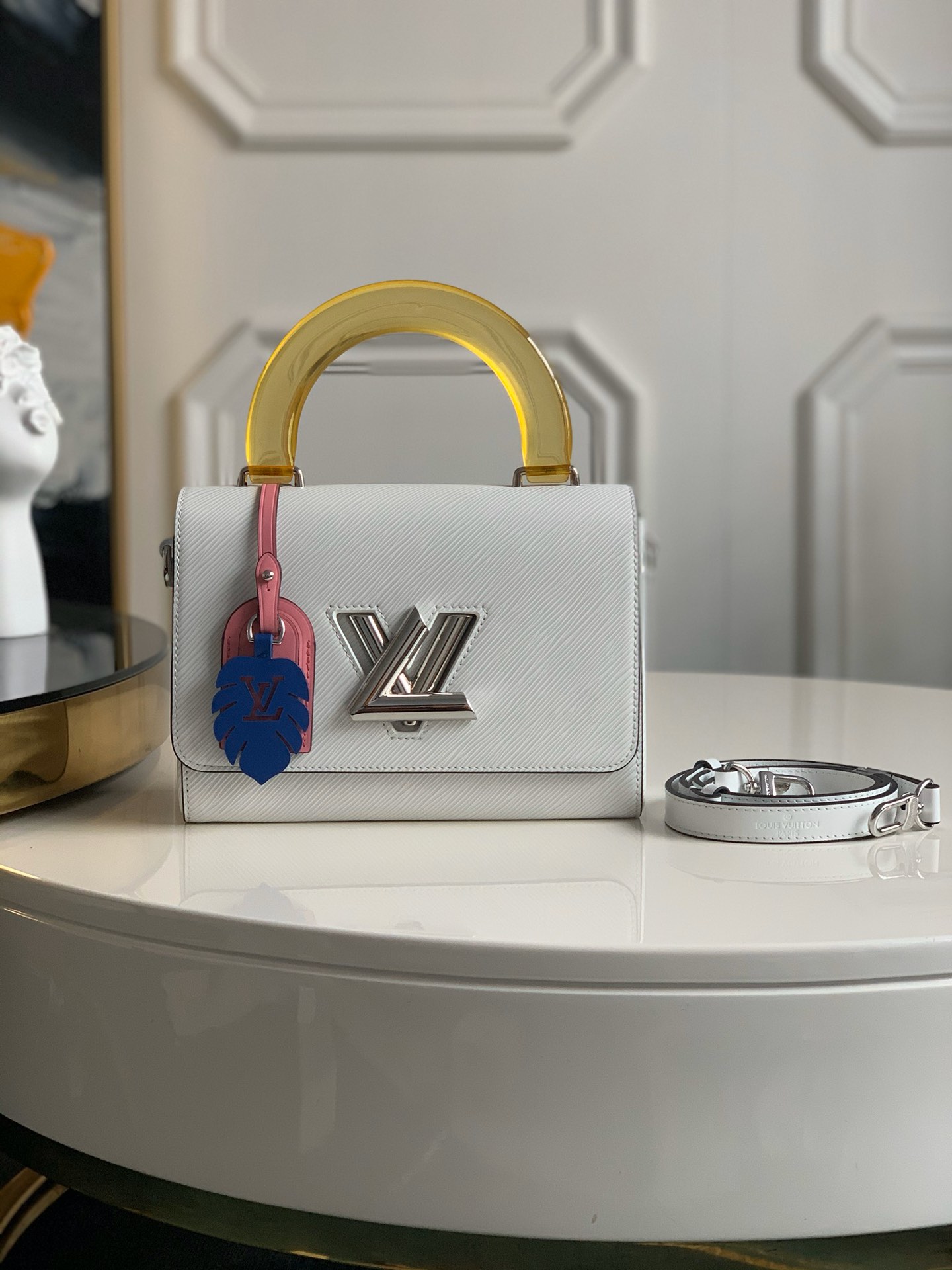 NO:395398,【Exclusive real photo M50282】This Twist medium-sized handbag is made of Epi leather, creating a precious choice for elegant evening wear., LV [original leather], louis vuitton19860909【独家实拍M50282】此款Twist中号手袋由Epi皮革裁制而成,打造优雅晚装造型的珍贵之选 .,LV【原厂皮】,louis vuitton,Bag