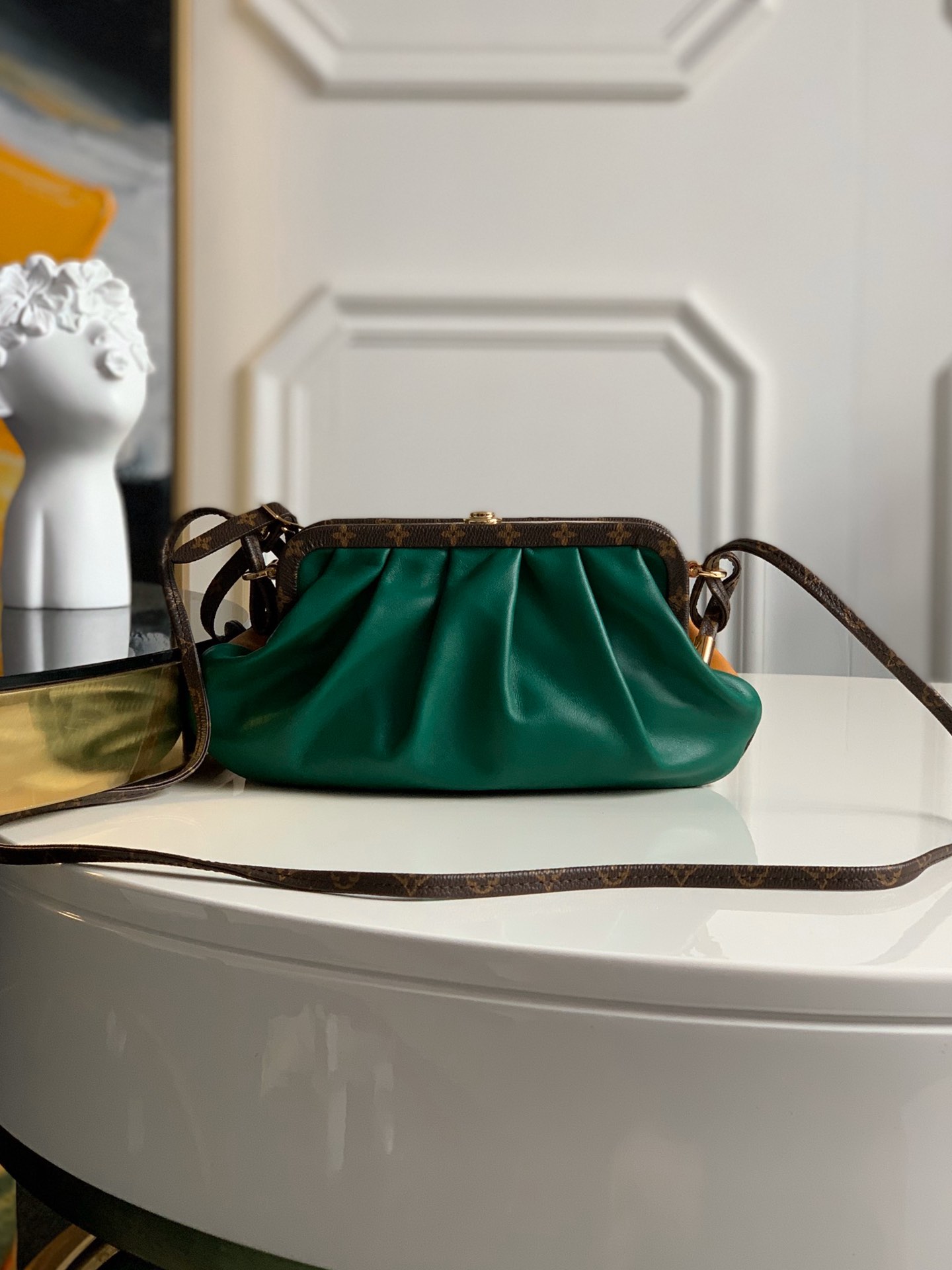 NO:395427,【Exclusive real shot M67600】M67606 Spring and Summer Show Boursicot Cloud Bag Green Paired Brown Cloud Bag, the retro shoulder bag is particularly eye-catching, adopting irregular shape design, contrasting color design and classic Monogram also complement each other. Size 26 x 17 x 3.5 cm.,LV【Original Leather】,louis vuitton,backpacks19860909【独家实拍M67600】M67606 春夏秀款Boursicot云朵包 绿拼棕色云朵包的造型,复古肩背包格外引人注目,采用不规则的形状设计,撞色设计搭配经典Monogram同样相得益彰.尺寸26 x 17 x 3.5 cm .,LV【原厂皮】,louis vuitton,backpacks,Bag