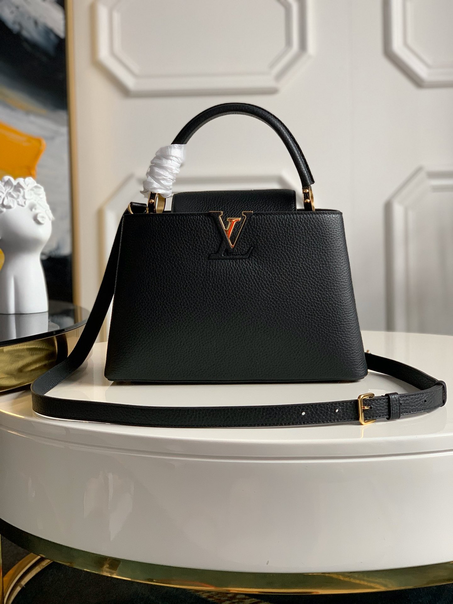 NO:395401,【Exclusive real shot M42259】Capucines medium-sized handbags are made of fashionable mini sizes and trendy bright colors, from classic to avant-garde styles!  With shiny palladium trim, it comes with a removable long strap for casual shoulder or cross-back!  Size: 31 x 21 x 11 .1200, LV【Original Leather】,louis vuitton19860909【独家实拍M42259】Capucines 中号手袋 以时尚的迷你尺寸和极富潮流感的鲜明色彩搭配从经典到前卫的各种穿着风格！采用了闪亮的钯金装饰,配有用于休闲肩背或斜背的可脱卸长包带！尺寸:31 x 21 x 11 .1200,LV【原厂皮】,louis vuitton,Bag