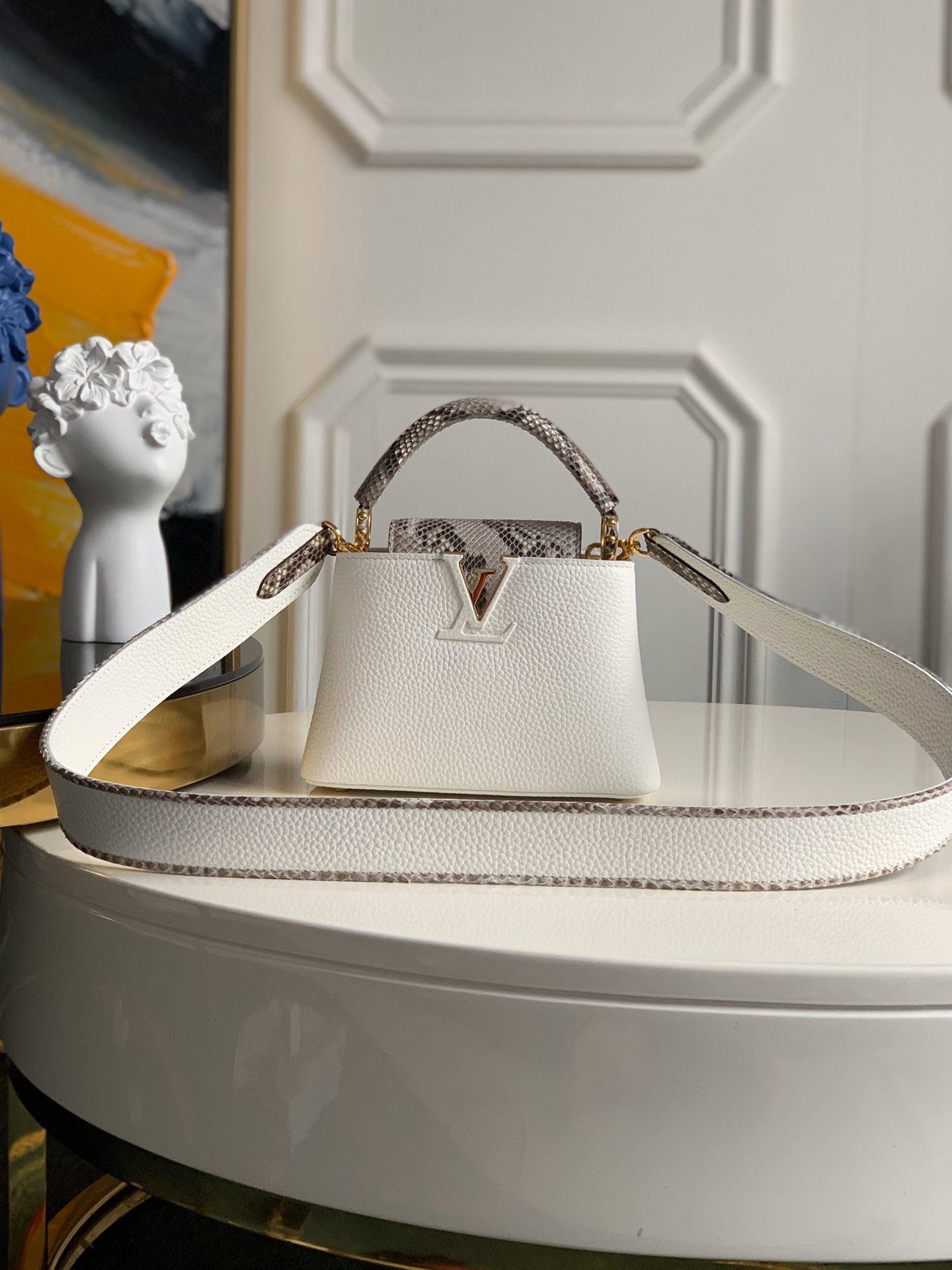 NO:395404,【Exclusive real photo M96467】M95509Capucines Mini handbags The sky is blue and noble cowhide, luxurious fetal cowhide lining, shiny metal trim, the unique Capucines cover can be included in the bag to display letter logos, and can be turned outward. The Monogram Flower pattern is presented. Snake pattern size: 21x14x8cm.,LV【Original leather】,louis vuitton,cowhide19860909【独家实拍M96467】M95509Capucines 迷你手袋 天空蓝高贵的牛皮,奢华的胎牛皮衬里,闪亮的金属饰件,特有的Capucines搭盖既可收入包内展示字母标识,又可外翻 呈现Monogram Flower图案 蛇纹size:21x14x8cm .,LV【原厂皮】,louis vuitton,cowhide,Bag