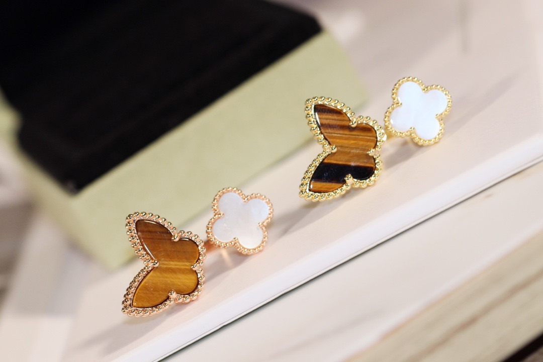 NO:102844,Van Cleef & Arpels VCA's butterfly ring is made of 925 sterling silver~~ I like Lucky Alhambra's finger ring! Their classic four-leaf clover and butterfly, mother-of-pearl with tiger eye stone, is so beautiful, it's a work of art. The common point of the two materials is that they are very eye-catching in the light or sunlight. It is a very gentle ring with an opening design that is not good at hand., VcA ring, manolo blahnik, van cleef, ring, pure silver19860909梵克雅宝vca同款蝴蝶戒指 采用通体纯银925材质～～喜欢的 Lucky Alhambra指间戒!他们家经典的 四叶草和蝴蝶,珍珠母贝配上虎眼石,太美好了就 是艺术品嘛,2种材质的共同点就是在灯光或者阳光下都很吸睛,是很温柔的一款戒指了,开口设计不挑手.,VcA戒指,manolo blahnik,van cleef,ring,pure silver,Jewelry