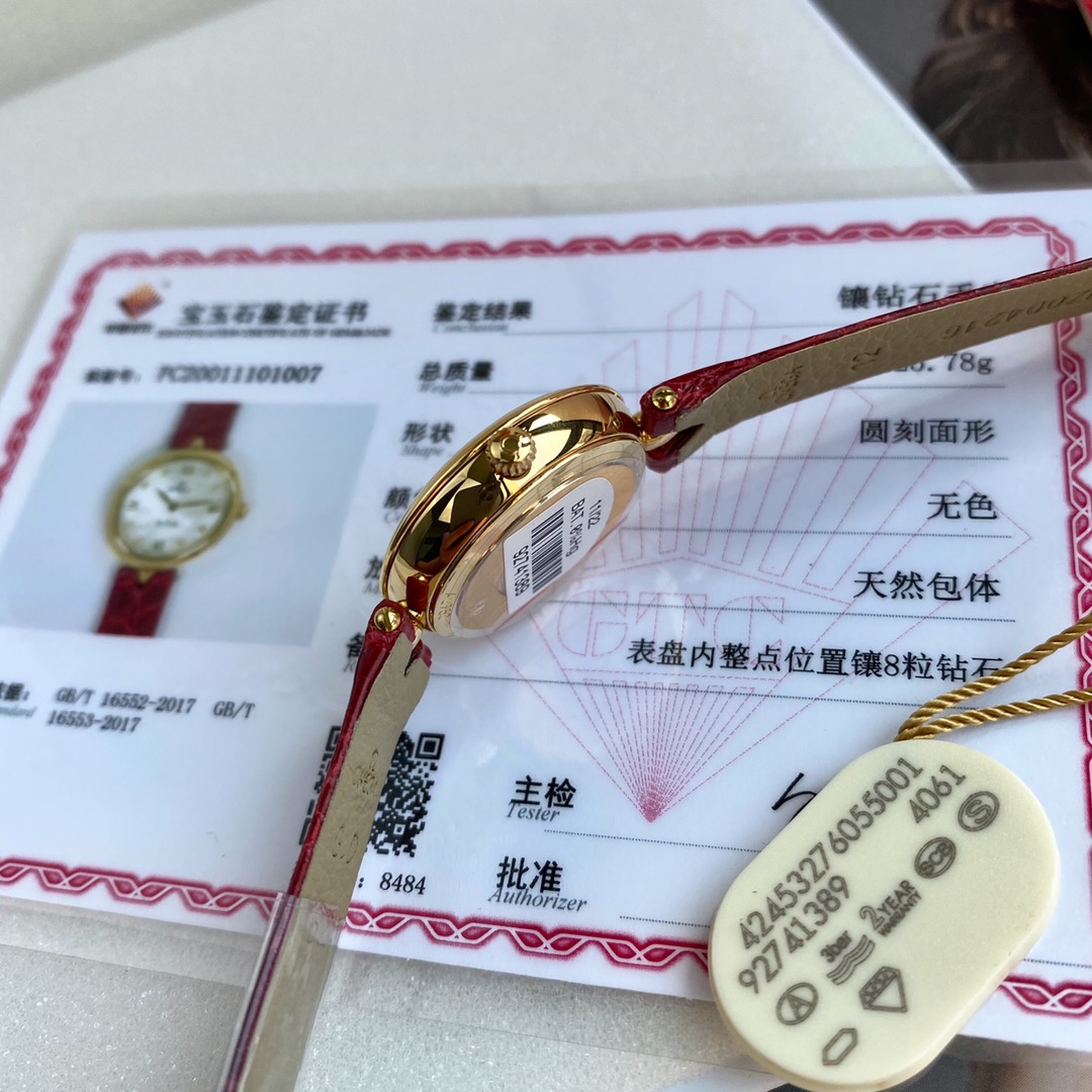 高端硬货批1300。独家首发！欧米茄碟飞系列欧洲渠道，每到年底国外很多代工都会流点这种很贵的表出来，同属瑞士石英机芯，28mm表盘，字面镶嵌8颗vs1.2真钻！美洲鳄鱼皮表带！每只都有国家机构出具的证书，确保每一块都是真材实料真钻石，参数具体详尽，远非市场那些假证书可比，每一张证书的检测编号都是唯一编号，一一对应，绝无重复，机构官方网站可查阅！这个价格买钻石都值，更不要说买这个牌子的表，没人会做这个亏本生意去仿，送礼是绝对赞到爆！要的速度了
