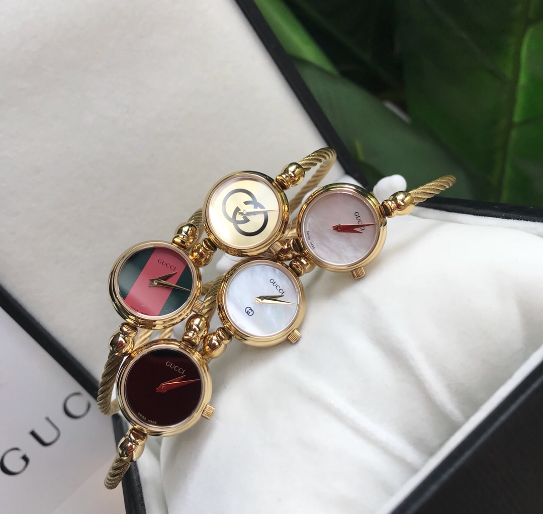 NO:388988,Comment: The popular Gucci bracelets are available in both colors!  [Color][Color][Color] Gucci genuine limited edition bracelet watch 25mm watch diameter Swiss quartz movement 30 meters daily waterproof Original imported sapphire glass mirror, exquisite and old carved bottom cover, beautiful Don't doubt that although the counter is out of print, we are the original limited edition because there are not many original parts, only a few can be made, support disassembly inspection, there are a lot of imitations on the market, all colors are available, relying on it, not to make original original original, original single Japanese only black and white gold shell, all white colored surfaces are market goods, please identify exclusive real-life details - craftsmanship [Strong][Strong][Strong] Close,, gucci, bracelet, gold19860909批:爆款古驰手镯两色有货！[色][色][色]古驰正品限量版手镯表 25mm表径 瑞士石英机芯 三十米生活防水 原厂进口蓝宝石玻璃镜面 底盖精致做旧雕花 美腻 别怀疑虽然专柜已经绝版 但是我们是原厂出来的限量版 因为原零件不多 能做几只就几只 支持拆机验货 市场仿货一堆 什么色都有 依靠就不是做原单正品的 原单日系的只有黑白面黄金壳 什么白壳彩色面都是市场货 认准独家实拍细节—匠心之作[强][强][强] 收起,,gucci,bracelet,gold,Watch