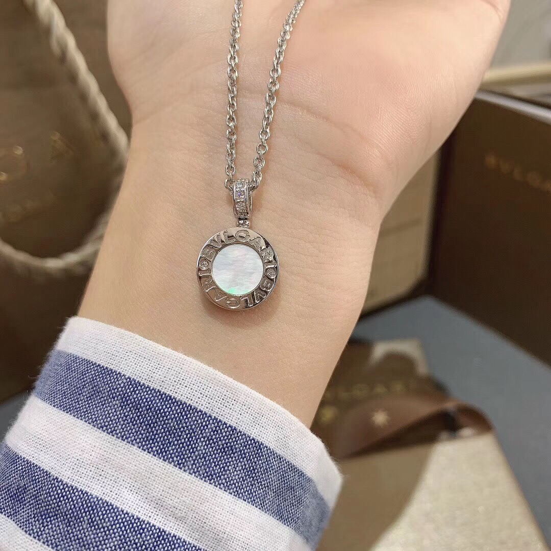 NO:103970,Bvlgari double-sided black and white necklace This round necklace is a classic and super versatile style. Double-sided wearing method. Material 925 sterling silver plating white gold rose gold CNC craftsmanship, Bvlgari necklace, bottega veneta, bvlgari, bvlgari, necklace, pure silver19860909Bvlgari 宝格丽双面黑白项链 这款圆牌项链经典又超级百搭的款式 双面戴法 材质925纯银镀白金 玫瑰金 CNC工艺,宝格丽项链,bottega veneta,bvlgari,bvlgari,necklace,pure silver,Jewelry