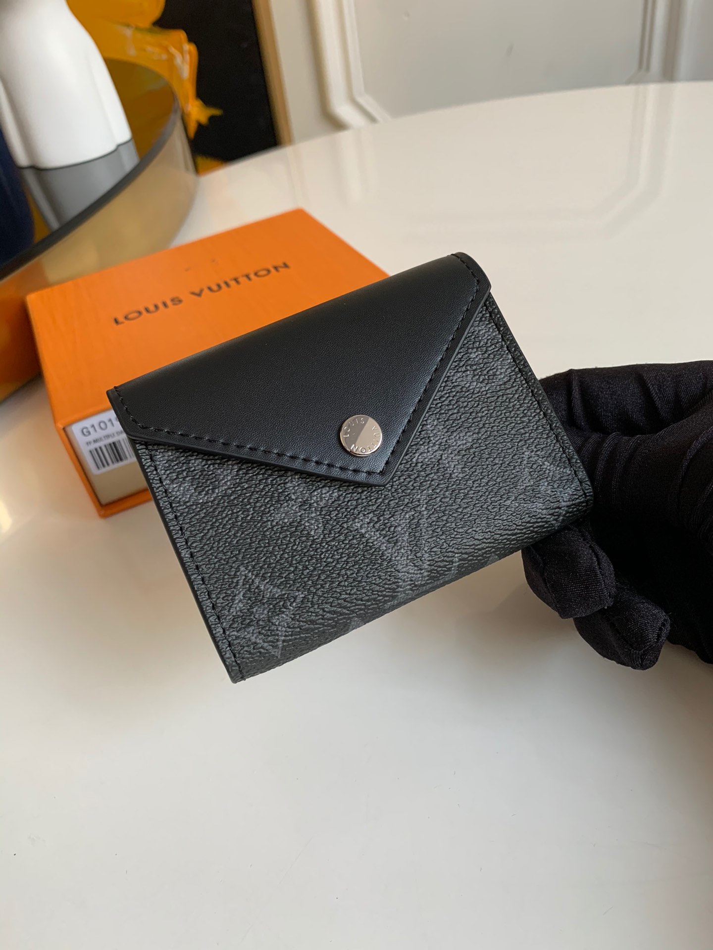 NO:395409,【Exclusive real photo GI】The unique small bag contains a pair of Louis Vuitton cards. The bright red leather outer layer and contrasting inner lining are dazzling and charming, and the ideal companion for urban Langke. Size 10.3 x 8.0 x 3.0 cm.,LV【Original leather】,louis vuitton,louis vuitton19860909【独家实拍GI】别致的小包中装有一副路易威登纸牌.亮红皮革外层与对比色内衬炫目迷人,都市浪客的理想伴侣. 尺寸10.3 x 8.0 x 3.0 cm .,LV【原厂皮】,louis vuitton,louis vuitton,Bag