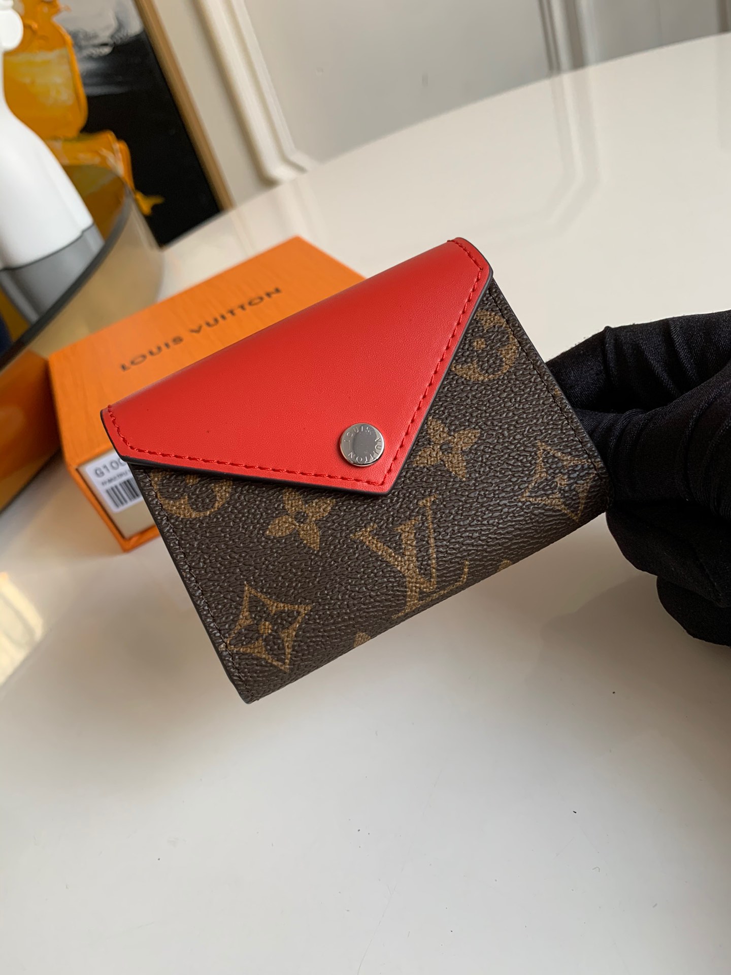 NO:395412,【Exclusive real shot GI0014】The unique small bag contains a pair of Louis Vuitton cards. The bright red leather outer layer and contrasting inner lining are dazzling and charming, and the ideal companion for urban Langke. Size 10.3 x 8.0 x 3.0 cm.,LV【Original leather】,louis vuitton,louis vuitton19860909【独家实拍GI0014】别致的小包中装有一副路易威登纸牌.亮红皮革外层与对比色内衬炫目迷人,都市浪客的理想伴侣. 尺寸10.3 x 8.0 x 3.0 cm .,LV【原厂皮】,louis vuitton,louis vuitton,Bag