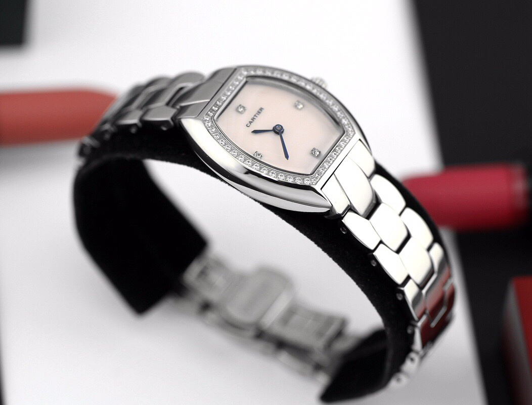 Cartier 卡地亚 推出的Tonneau腕表 以酒桶为外形做一体成形表壳 较一般腕表小巧贴合手腕