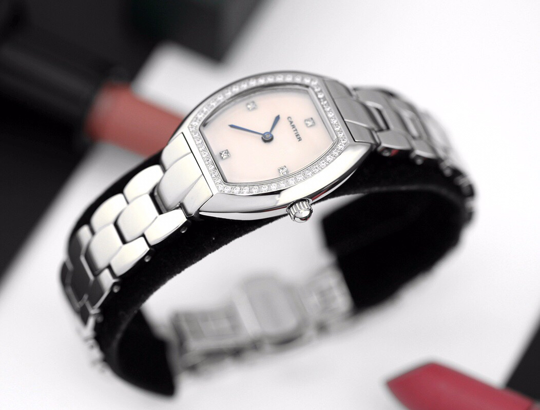 Cartier 卡地亚 推出的Tonneau腕表 以酒桶为外形做一体成形表壳 较一般腕表小巧贴合手腕