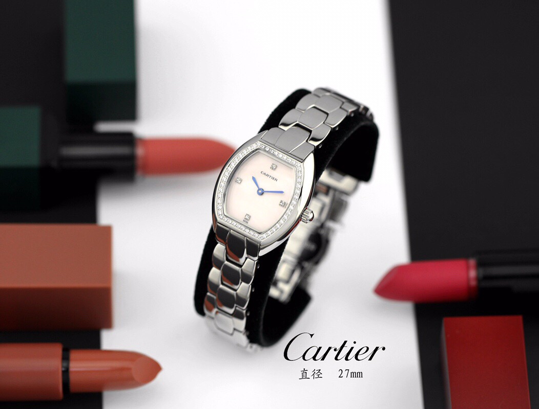 Cartier 卡地亚 推出的Tonneau腕表 以酒桶为外形做一体成形表壳 较一般腕表小巧贴合手腕
