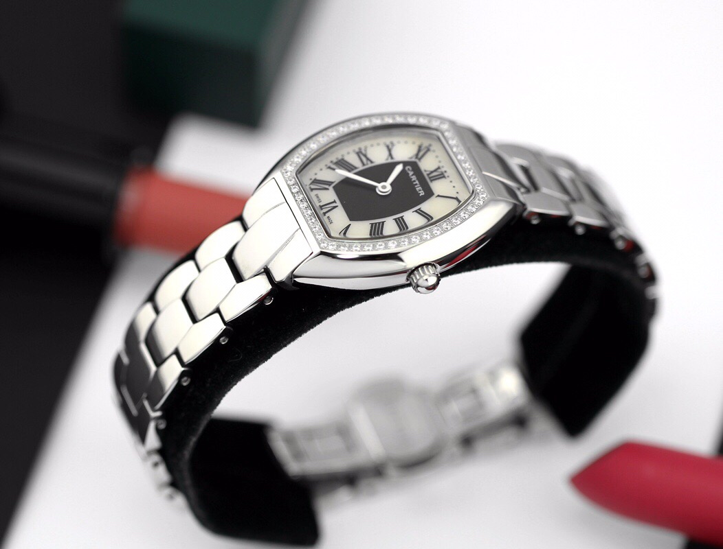 Cartier 卡地亚 推出的Tonneau腕表 以酒桶为外形做一体成形表壳 较一般腕表小巧贴合手腕