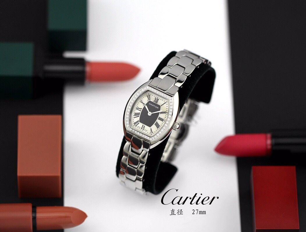 Cartier 卡地亚 推出的Tonneau腕表 以酒桶为外形做一体成形表壳 较一般腕表小巧贴合手腕