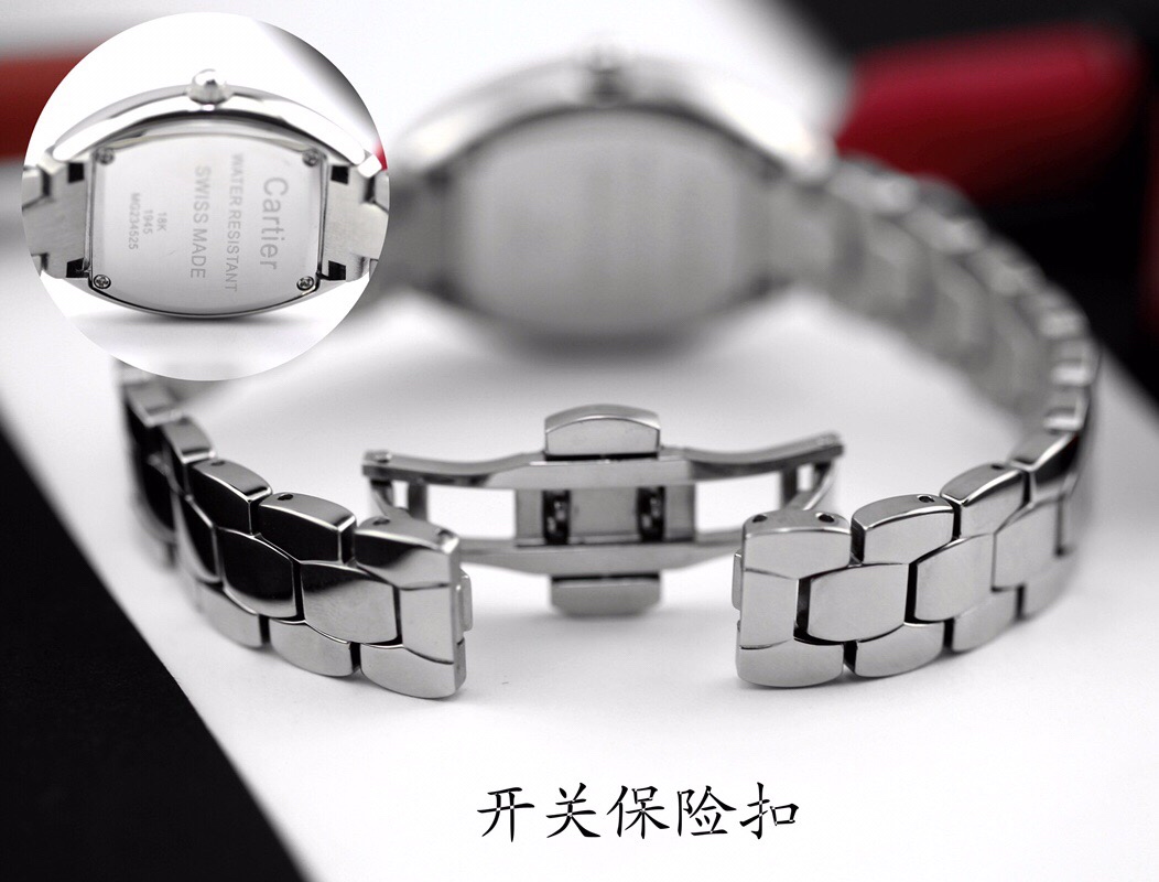 Cartier 卡地亚 推出的Tonneau腕表 以酒桶为外形做一体成形表壳 较一般腕表小巧贴合手腕
