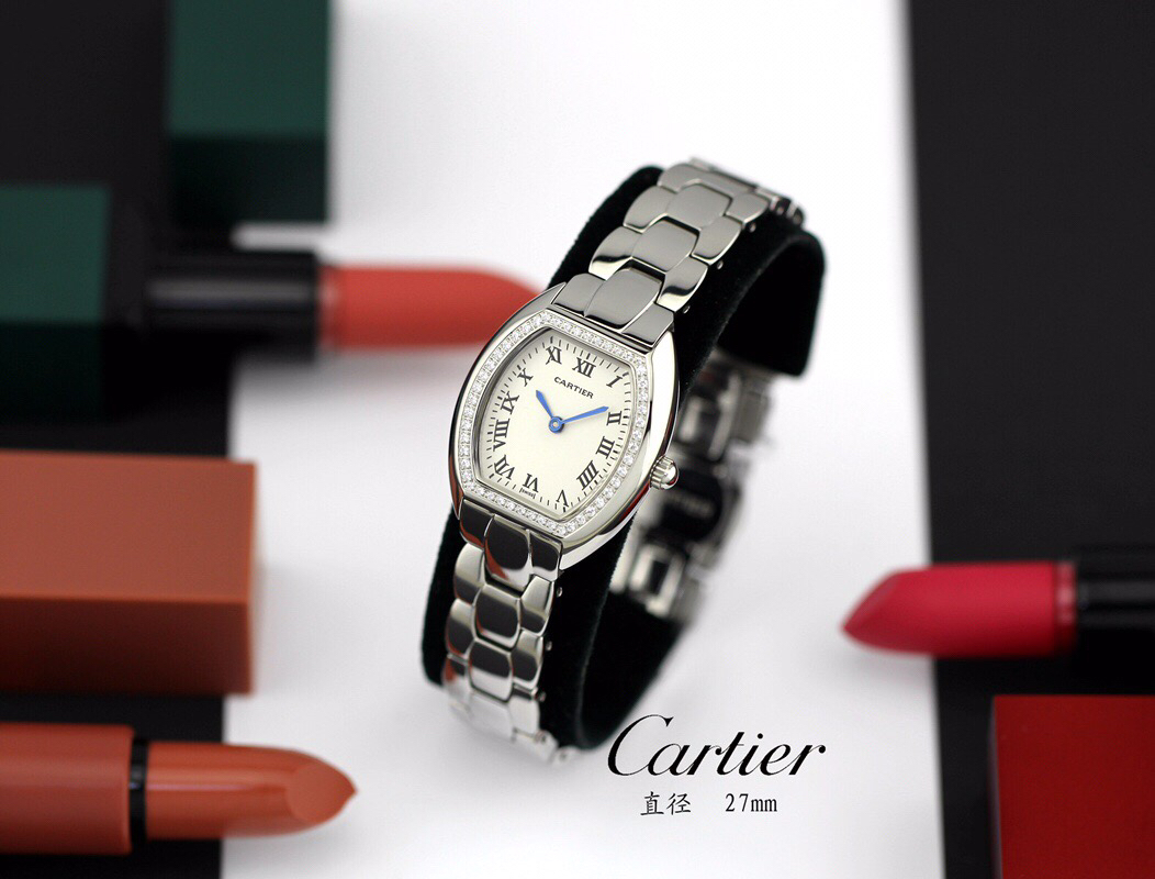 Cartier 卡地亚 推出的Tonneau腕表 以酒桶为外形做一体成形表壳 较一般腕表小巧贴合手腕
