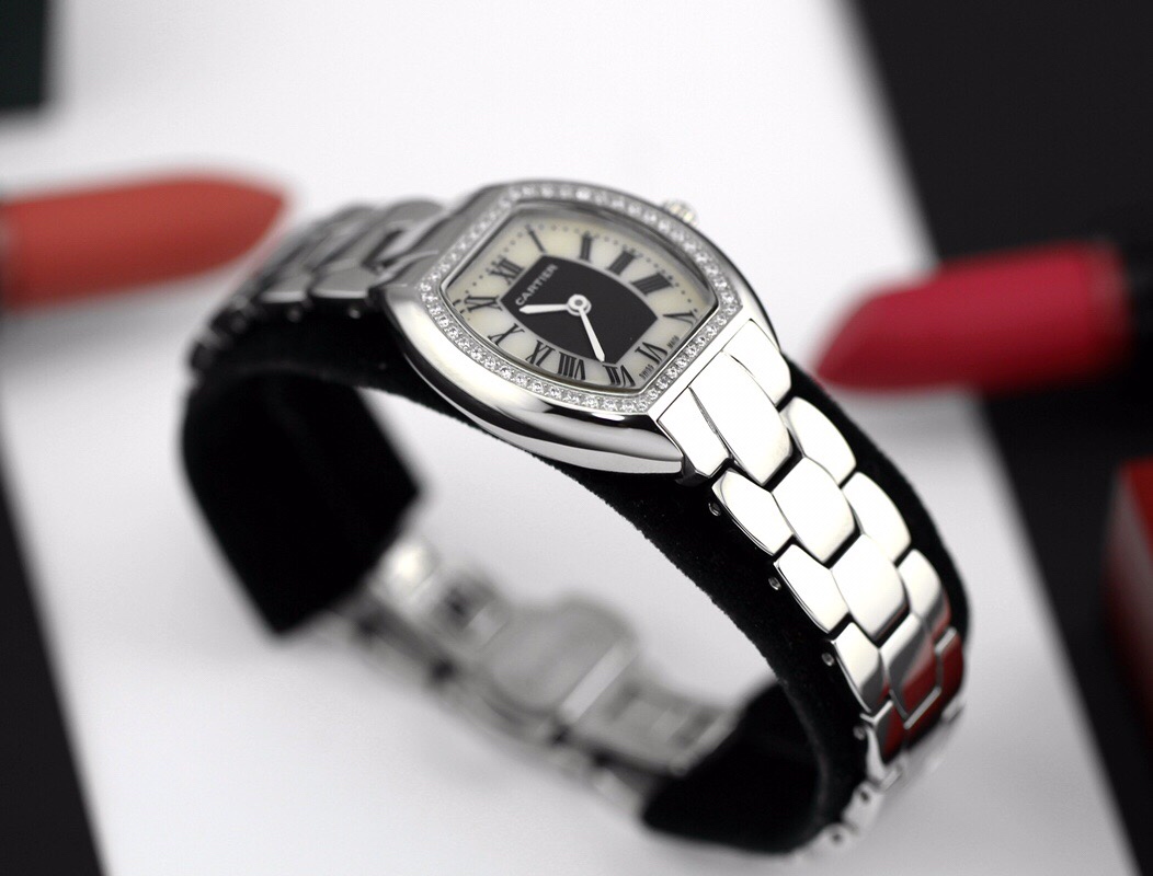 Cartier 卡地亚 推出的Tonneau腕表 以酒桶为外形做一体成形表壳 较一般腕表小巧贴合手腕