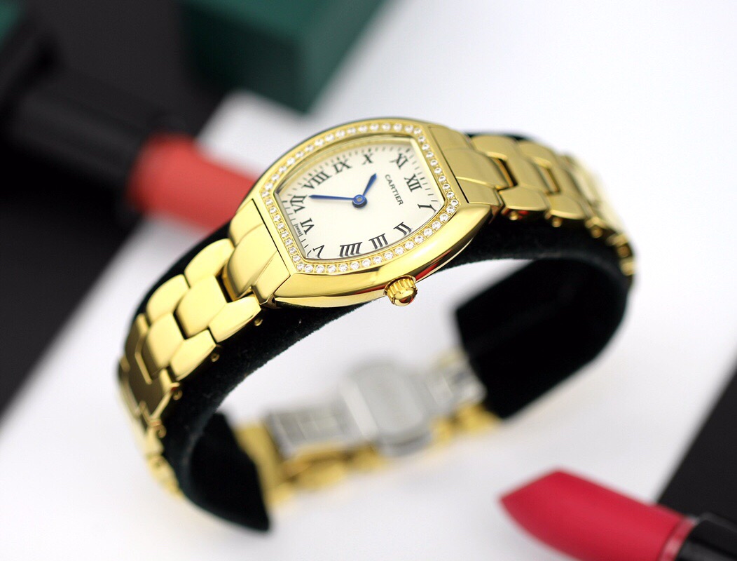Cartier 卡地亚 推出的Tonneau腕表 以酒桶为外形做一体成形表壳 较一般腕表小巧贴合手腕