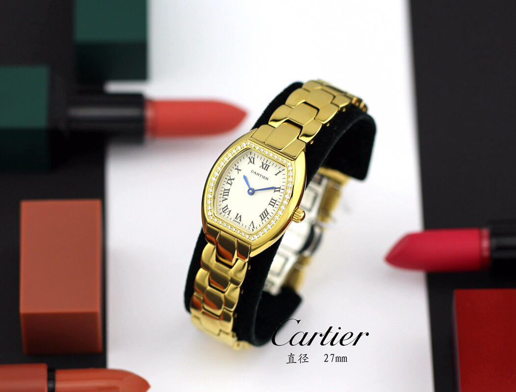 Cartier 卡地亚 推出的Tonneau腕表 以酒桶为外形做一体成形表壳 较一般腕表小巧贴合手腕