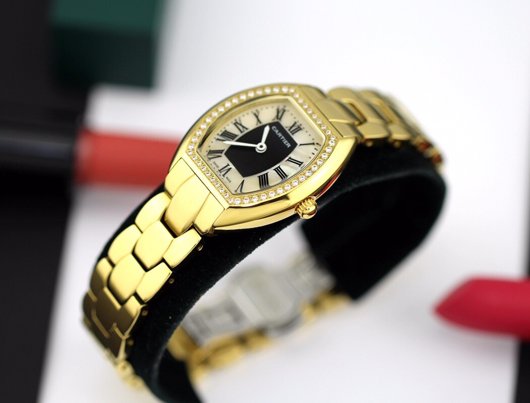 Cartier 卡地亚 推出的Tonneau腕表 以酒桶为外形做一体成形表壳 较一般腕表小巧贴合手腕