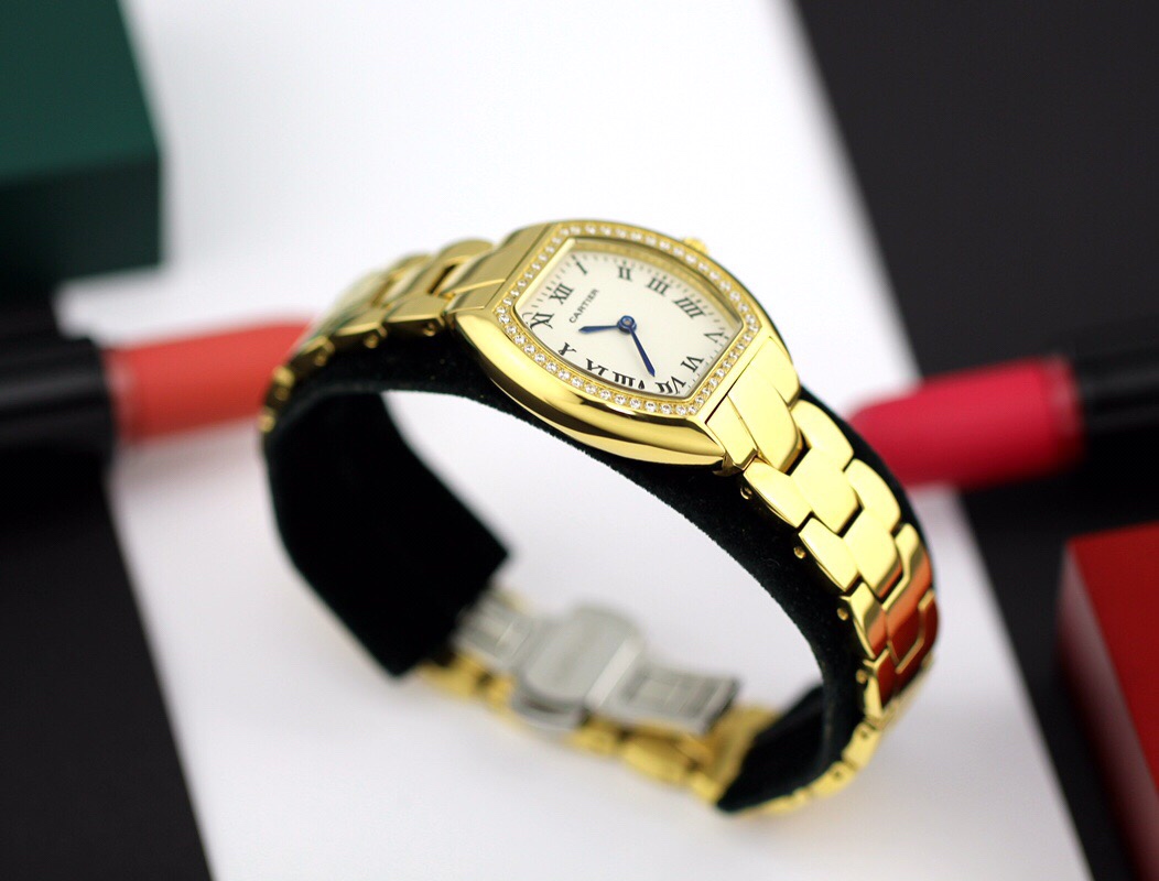 Cartier 卡地亚 推出的Tonneau腕表 以酒桶为外形做一体成形表壳 较一般腕表小巧贴合手腕