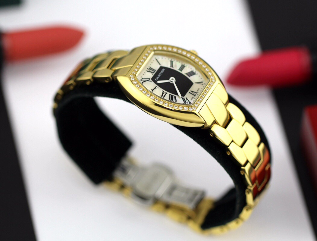 Cartier 卡地亚 推出的Tonneau腕表 以酒桶为外形做一体成形表壳 较一般腕表小巧贴合手腕