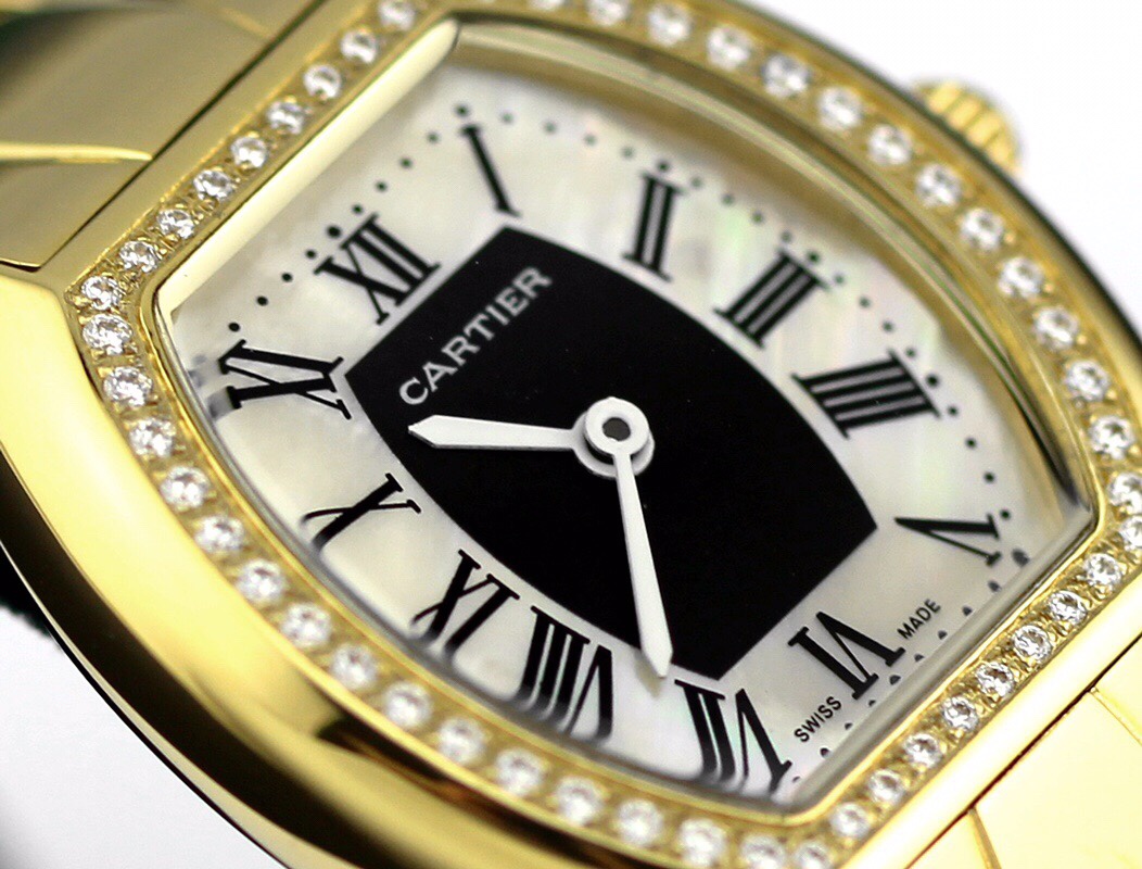 Cartier 卡地亚 推出的Tonneau腕表 以酒桶为外形做一体成形表壳 较一般腕表小巧贴合手腕