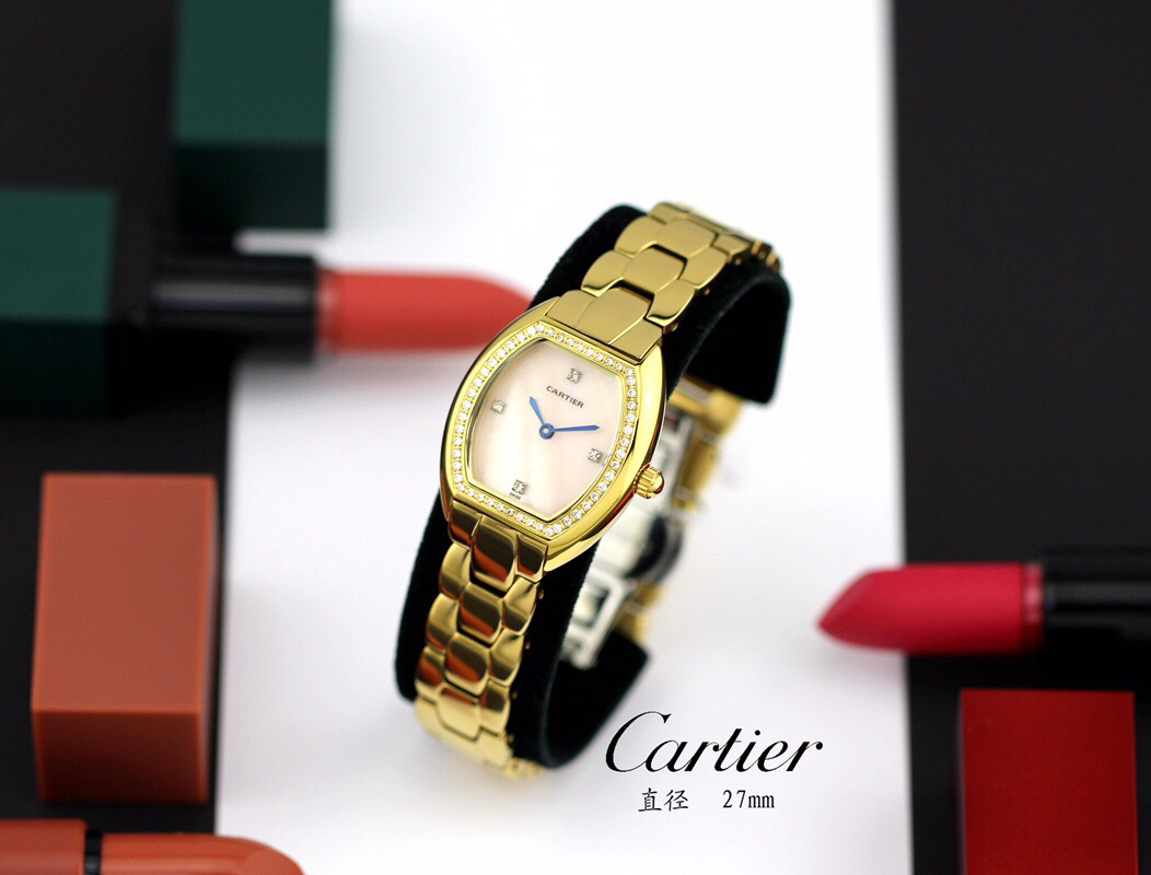 Cartier 卡地亚 推出的Tonneau腕表 以酒桶为外形做一体成形表壳 较一般腕表小巧贴合手腕