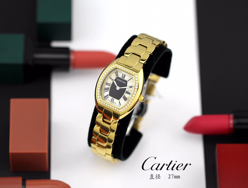 Cartier 卡地亚 推出的Tonneau腕表 以酒桶为外形做一体成形表壳 较一般腕表小巧贴合手腕