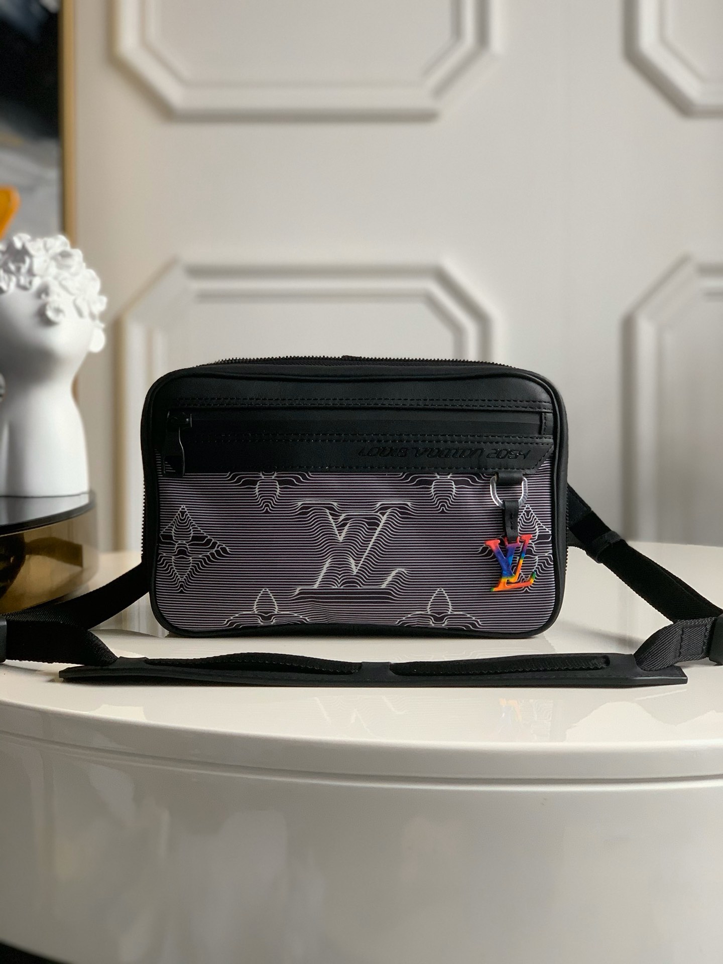 NO:395415,【Exclusive real shot M55698】Future series The latest series designed by VIRGIL ABLOH is named 2054. The origin of the name is 1854. For the imagination and hope of the future, the cloth camouflage black leather white color pendant men's shoulder bag belongs to the future series. The Monogram embossed fabric presents calm and eye-catching time and space letters marked by the designer's new concept top leather handle and shoulder strap creates a comfortable texture. Detailed features - 24.0 x 18.0 x 5.0-15.0 cm.,LV [original leather],louis vuitton,satchels19860909【独家实拍M55698】未来系列 由VIRGIL ABLOH 设计的最新系列名为2054 名字的由来缘于的创立年份为1854,对于未来的想象和希望,布面迷彩黑皮白色彩色吊坠男士挎包属于未来系列.以Monogram 压纹织物呈现沉稳与醒目时空字母标注设计师的全新理念顶部皮革手柄与肩带造就舒适质感.详细特征 - 24.0 x 18.0 x 5.0-15.0 cm .,LV【原厂皮】,louis vuitton,satchels,Bag