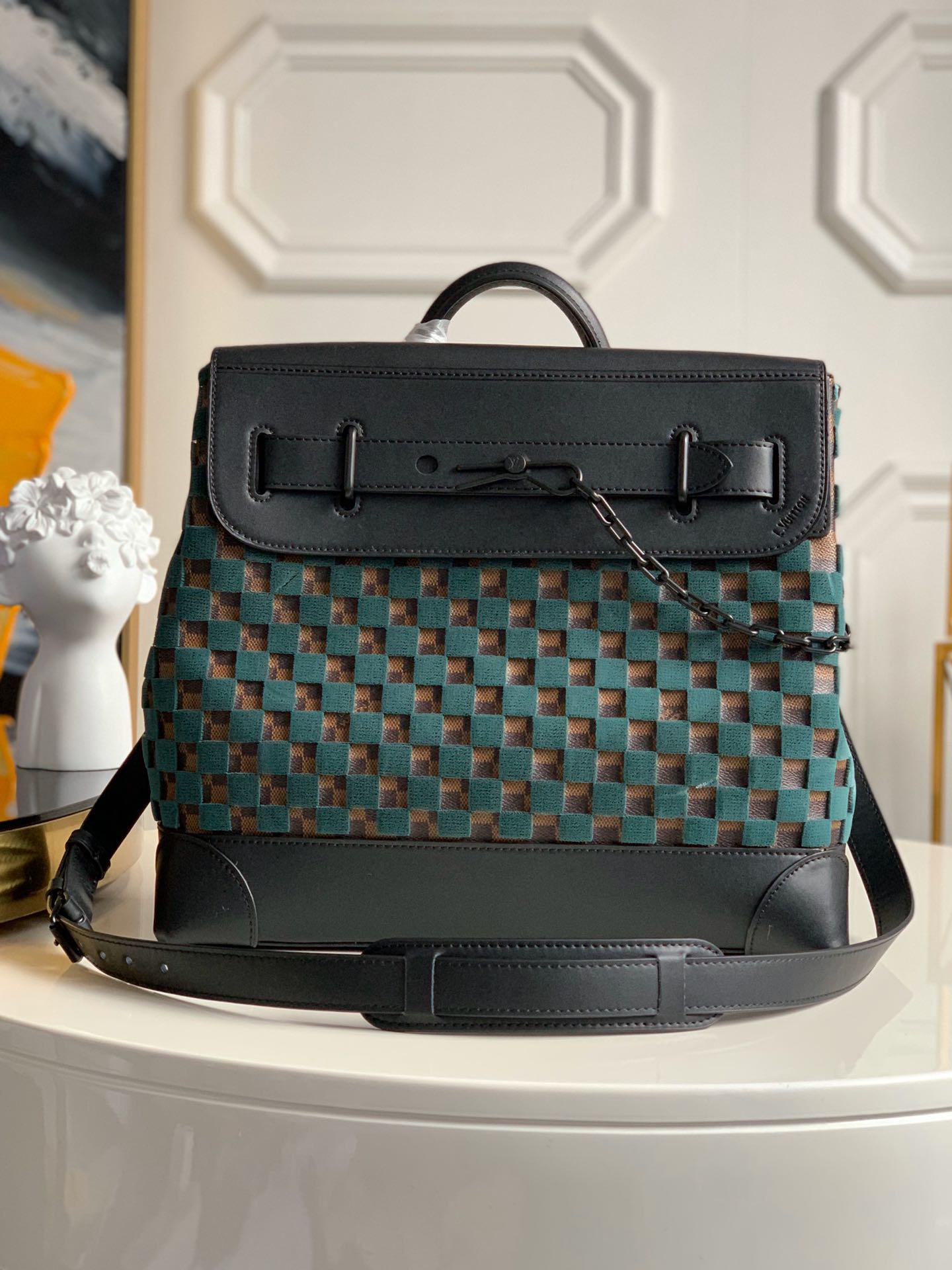 NO:395417,[Exclusive real photo M44473] Flocked green lattice fashion men's handbag, the briefcase is reinterpreted with the fashionable postman's bag shape, and the fashionable metal decoration complements the original elements derived from the brand's traditional trolley case. The wide design is paired with a large pocket, which can be worn by the top handle, and the lattice flocking green chain hijab for men's large briefcase, or crossbody!  size:38x39x15cm.,LV【original leather】,louis vuitton19860909【独家实拍M44473】植绒绿格时尚款男士手提包,公文包以时尚的邮差包造型得到重新诠释,时尚的金属装饰与源自品牌传统拉杆箱的原创元素相得益彰.宽大设计搭配大号口袋,既可通过顶部手柄手挽,格子植绒绿色链条盖头男士大号公文包,亦可斜挎！size:38x39x15cm .,LV【原厂皮】,louis vuitton,Bag