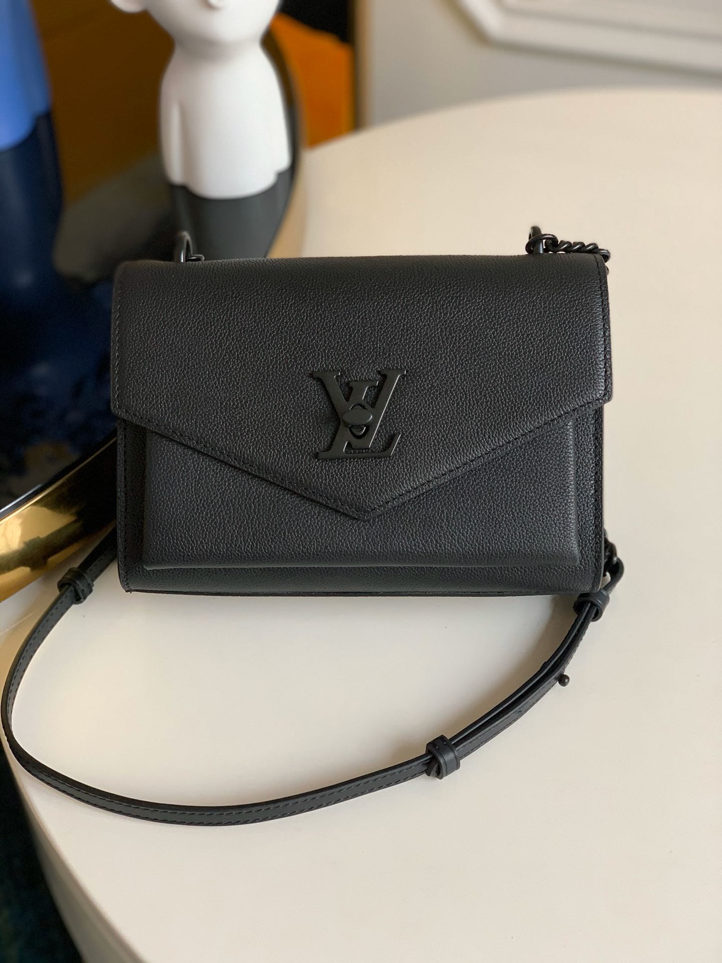 NO:395423,【Exclusive real photo M51418】M55848 M51424Mylockme BB handbag is made of soft calf leather, bringing the college temperament into the pocket configuration, and then building a sufficient storage space with neat lines. Size 22.5 x 17.0 x 5.5 cm.,LV【Original leather】,louis vuitton,cowhide19860909【独家实拍M51418】M55848 M51424Mylockme BB 手袋取材柔软小牛皮,将学院气质收入袖珍构型,再以利落线条构筑充裕收纳空间.尺寸22.5 x 17.0 x 5.5 cm .,LV【原厂皮】,louis vuitton,cowhide,Bag