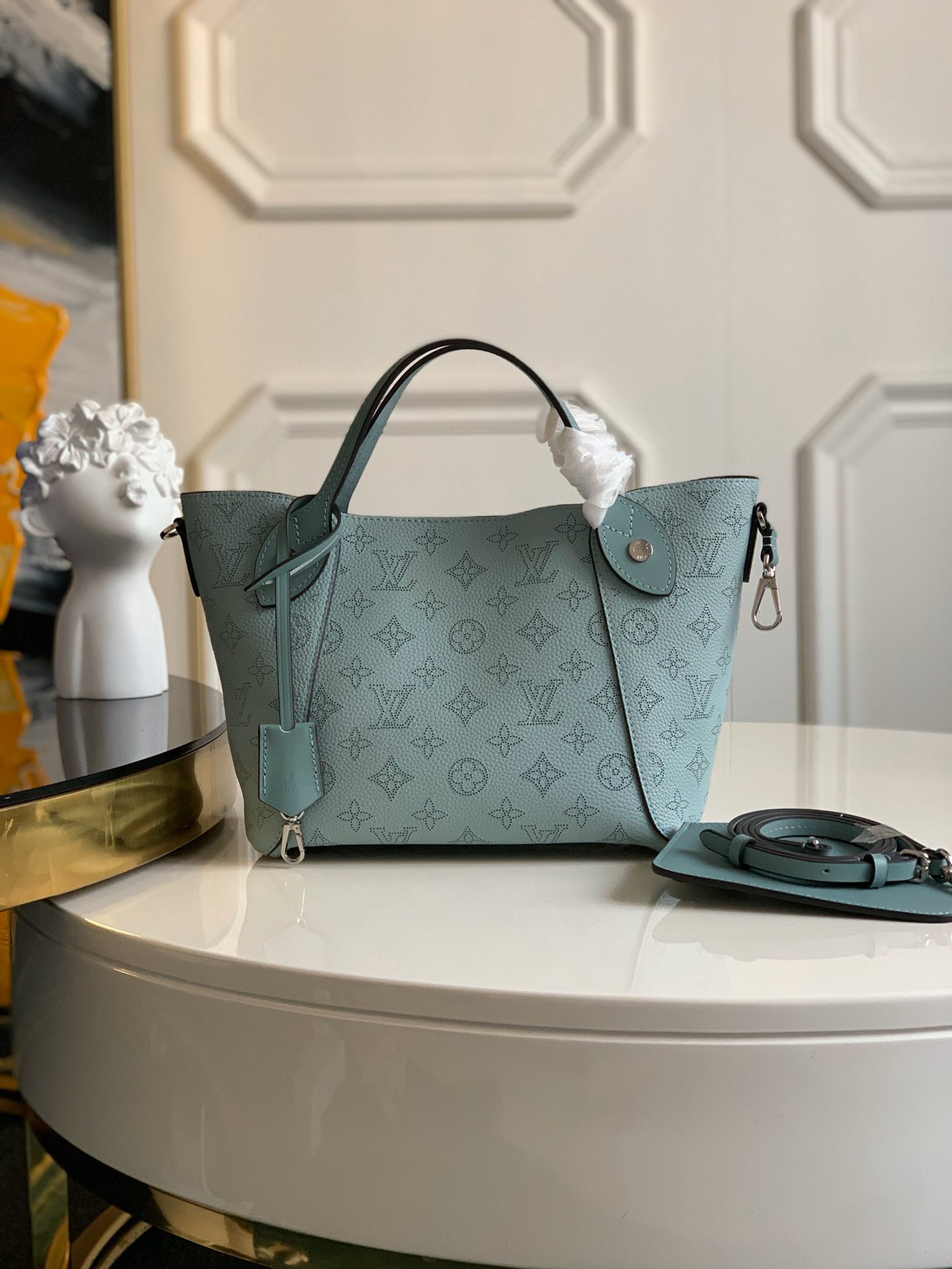 NO:395431,【Exclusive real photo M54350】M54353 The Hina handbag with double design is equipped with a spring buckle in the middle, which is foldable and extendable, and can be easily switched between the Tote handbag and the modern bucket bag. It is tailored from calfskin and decorated with carved decoration, which is lightweight and comfortable, and is ideal for daily carrying. Small size, equipped with a removable bag strap for convenient crossbody. Size: 34x18.5x13 cm, LV [original leather], louis vuitton, cowhide19860909【独家实拍M54350】M54353 采用双重设计的Hina手袋包身正中配有弹簧扣,可折叠,可伸展,在Tote手袋与摩登水桶包之间自如切换.由小牛皮裁制而成并采用镂花装饰,轻质而舒适,日常背携的理想之选.小号尺寸,配有一条可拆卸包带,方便斜挎.size:34x18.5x13 cm,LV【原厂皮】,louis vuitton,cowhide,Bag