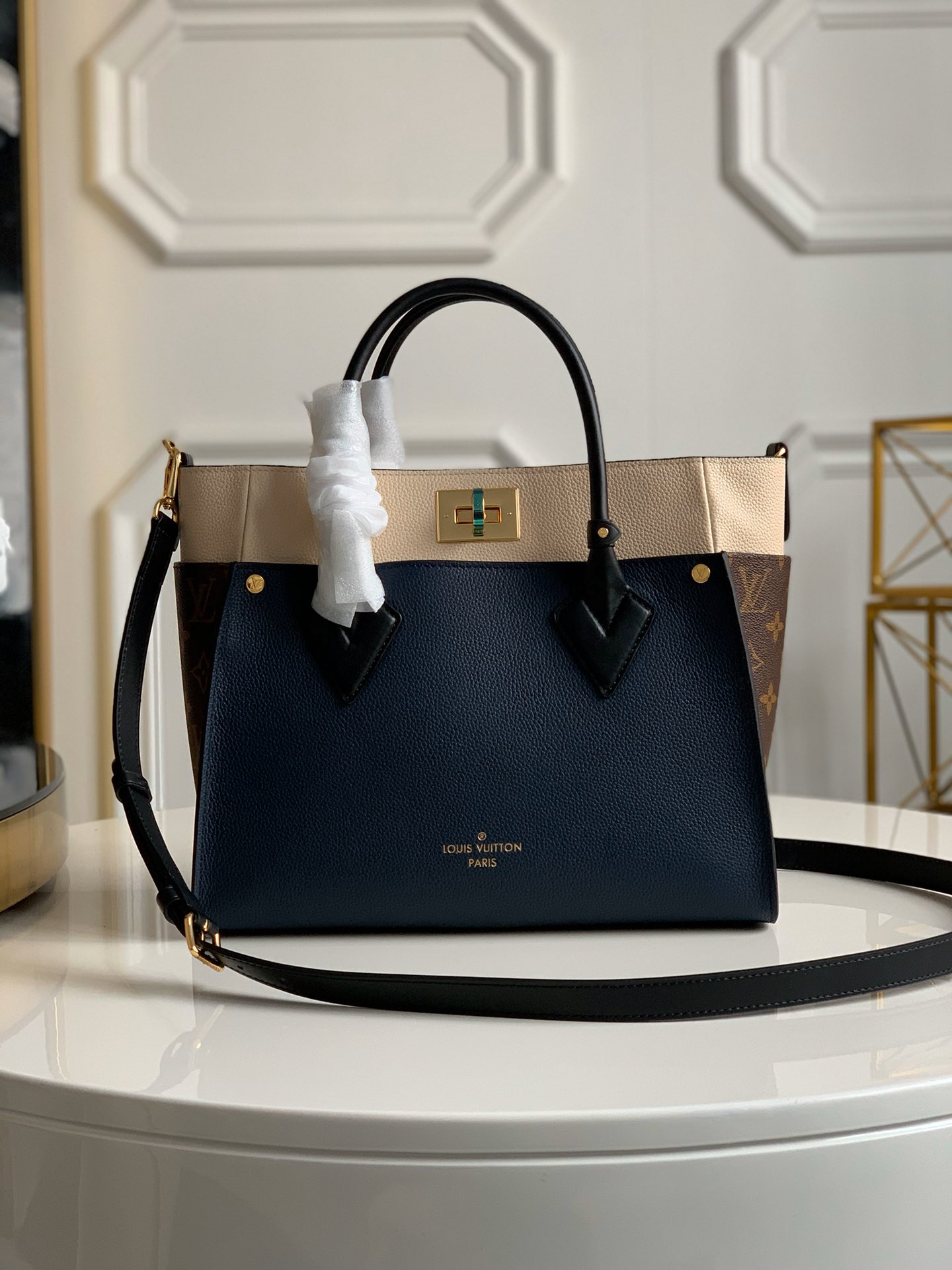 NO:395503,【Exclusive real shot of M53823】 M55802 On My Side handbag is fine grain calfskin spliced ​​with Nappa Softy leather, implicitly embellished with Monogram tufts. The square design brings spacious space, which can accommodate daily needs in one fell swoop. Size 30.5 x 24.5 x 14.0 cm.950, LV [original leather], louis vuitton, cowhide19860909【独家实拍M53823】 M55802 On My Side 手袋为细粒面小牛皮拼接 Nappa Softy 皮革,含蓄点缀 Monogram 簇绒.方形设计带来宽敞空间,一举容纳日常所需.尺寸30.5 x 24.5 x 14.0 cm .950,LV【原厂皮】,louis vuitton,cowhide,Bag