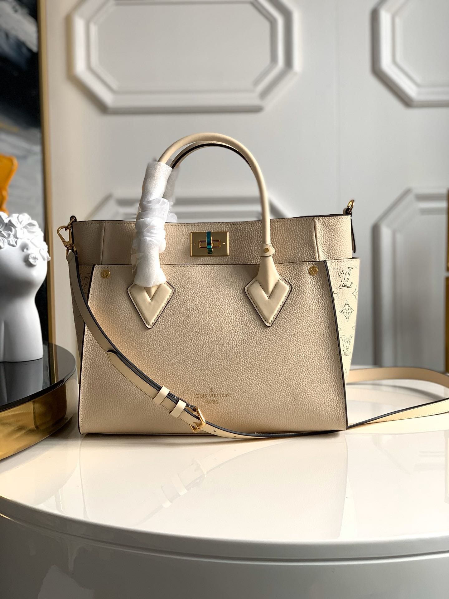 NO:395506,【Exclusive real photo M55802】 M55802 On My Side handbag is fine grain calfskin spliced ​​with Nappa Softy leather, implicitly embellished with Monogram tufts. The square design brings spacious space, which can accommodate daily needs in one fell swoop. Size 30.5 x 24.5 x 14.0 cm.1050,LV【original leather】,louis vuitton,cowhide19860909【独家实拍M55802】 M55802 On My Side 手袋为细粒面小牛皮拼接 Nappa Softy 皮革,含蓄点缀 Monogram 簇绒.方形设计带来宽敞空间,一举容纳日常所需.尺寸30.5 x 24.5 x 14.0 cm .1050,LV【原厂皮】,louis vuitton,cowhide,Bag