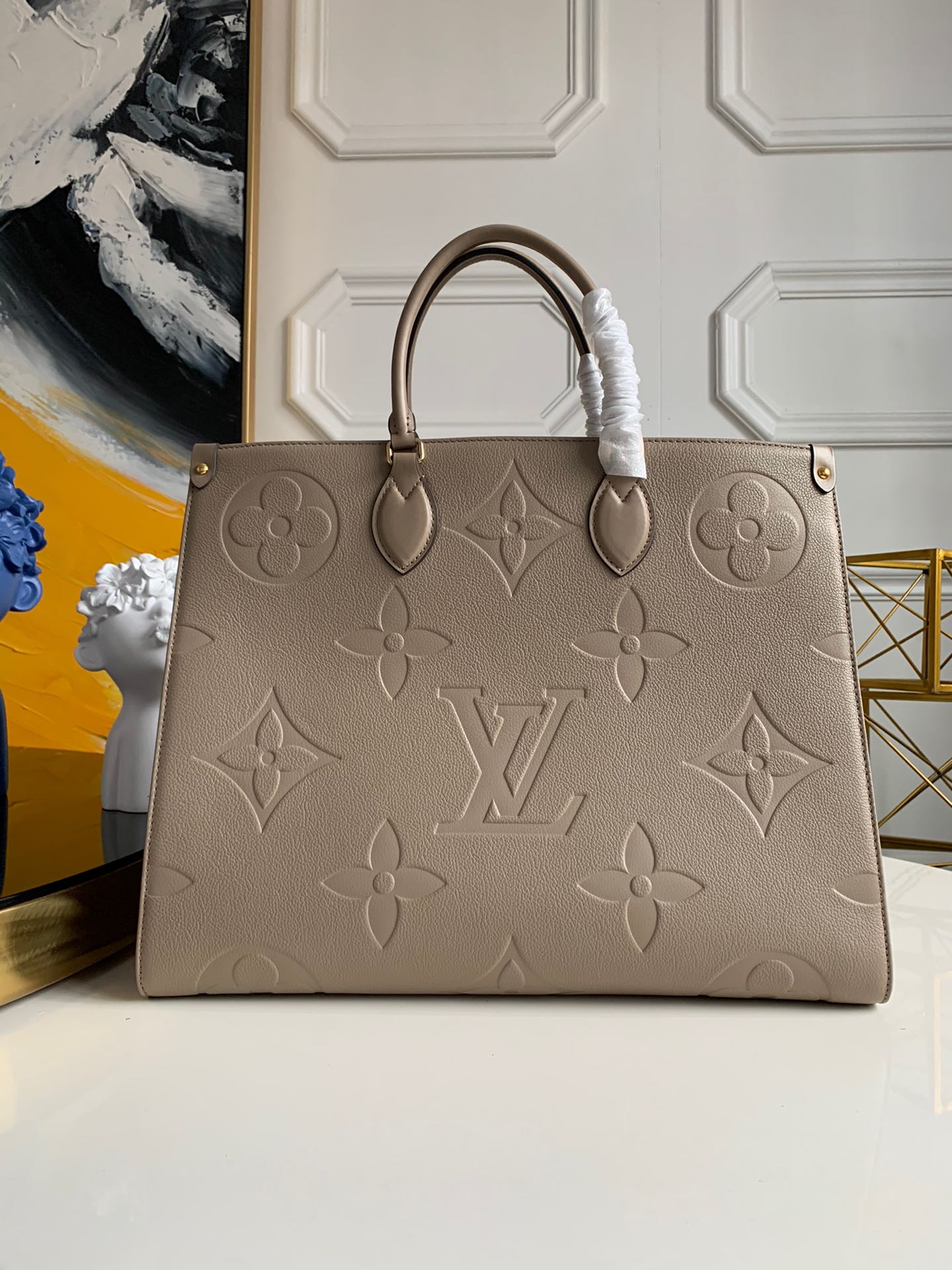 NO:395433,【Exclusive real photo M44920 gray】ONTHEGO handbag Size 41.0 x 34.0 x 19.0 cm (Length x Height x Width) Work, shopping or weekend trip, pick up the Onthego handbag and set off immediately. Oversized Monogram prints compared to mini Monogram trim, matched with abundant inner design, avant-garde and modern feel is self-evident.,LV [original leather],louis vuitton19860909【独家实拍M44920灰色】ONTHEGO 手袋 尺寸41.0 x 34.0 x 19.0 cm (长 x 高 x 宽) 工作、购物或周末出游,拎起 Onthego 手袋即刻出发.超大号 Monogram 印花对比迷你 Monogram 饰边,搭配充裕内里设计,前卫摩登之感不言而喻 .,LV【原厂皮】,louis vuitton,Bag