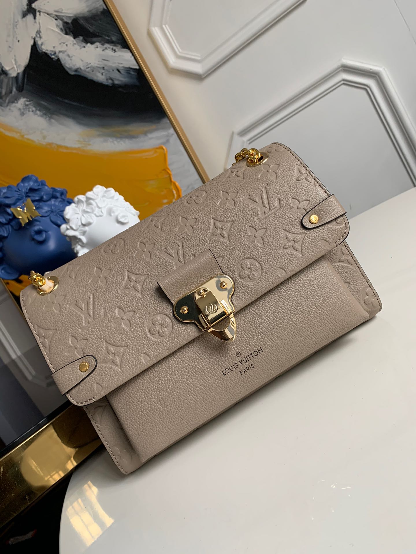 NO:395418,[Exclusive real photo M43931 light coffee] embossed leather pattern (25*17) [Imported lychee pattern cowhide] made, the leather is delicate and soft, and the feel is particularly comfortable. [Details] can fully explain the quality, look at the wiring, the oil edge, the curve of the handle, and finally look at the polishing brightness of the [hardware] and see the clarity of the [embossing].,LV [original leather],louis vuitton,cowhide19860909【独家实拍M43931浅咖】压花皮纹款（25*17）【进口荔枝纹牛皮】制作,皮料细腻柔软,手感特别舒适,【细节】能够充分的说明品质,看走线,看油边,看手把的弧度,最后看看【五金】的抛光亮度,看看【压花】的清晰度 .,LV【原厂皮】,louis vuitton,cowhide,Bag