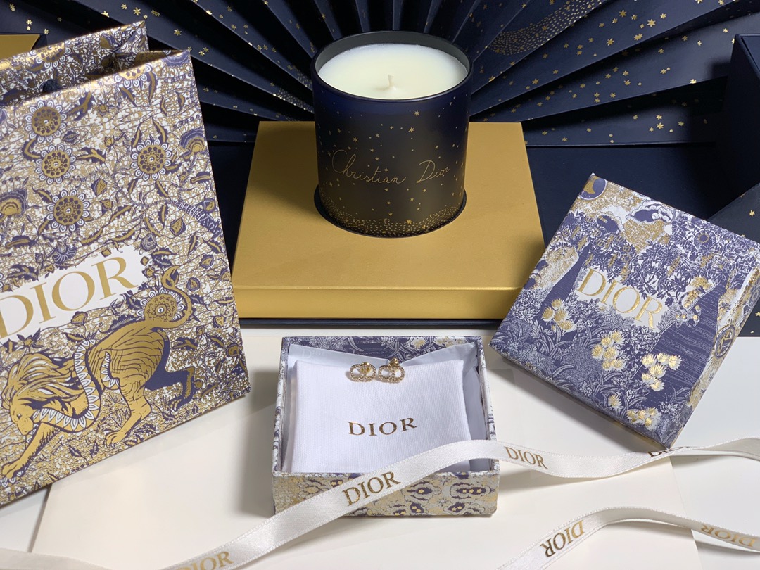 NO:633757,88120  The most classic one of DI0R, the more classic style of mini full diamond earrings, the better it is. It can be said that the only one with zero color difference from ZP electroplating color in the market is [produced by Big M]. Different from the wrong version of pure gold electroplating color on the market, we unanimously ZP gold bronze electroplating kills all versions of the classic full diamond CD letters. It is made of ZP consistent flavonoid material and customized with imported Swarovski crystals. It is particularly small, exquisite and simple without losing its connotation.  Classic and exquisite, the most important thing is ZP is not expensive, talent, without saying anything else, it must be made for everyone. Of course, the price/performance ratio of our products is too high. The price is less than 100 and it is 100% restored to the babies. Cherish it. [Material] The same ZP brass material is plated with 18K real gold layer, imported Swarovski crystal [Size] Earrings are about 1.15CM wide and 0.7CM high. Swarovski, Cardia high-end jewelry1986090988120 DI0R最经典的一款,迷你满钻耳钉越经典的款式就越要做好可以说全市场唯一跟ZP电镀色零色差的就只有【大M出品】了,区别市面的不对版纯金色电镀色,我们一致ZP金古铜色电镀秒杀所有版本经典的满钻CD字母,采用ZP一致的黄酮材质搭配进口施华洛世奇水晶定制,特别的小巧精致简单不失内涵,经典又精美,最重要的ZP也不贵,才,二话不说必须做出来给大家,当然,我们出品性价比也实在是太高了不到100的价格就完全百分百还原给宝宝们,珍惜吧【材质】一致ZP黄铜材质镀18K真金层,进口施华洛水晶【尺寸】耳钉宽约1.15CM,高约0.7CM,,swarovski,卡迪亚高端饰品,Jewelry