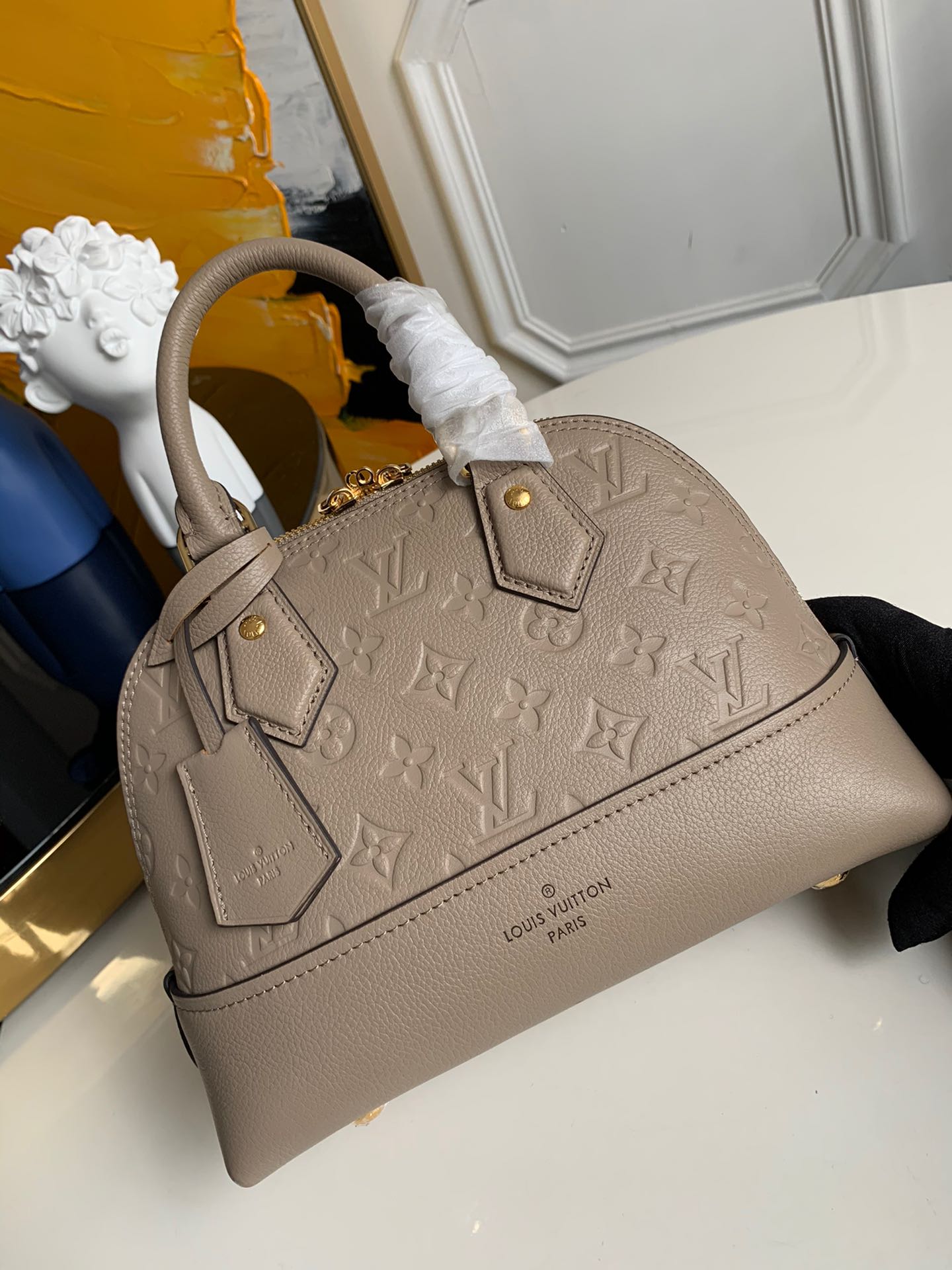 NO:395426,【Exclusive real photo M44829 light coffee】M44858NEO ALMA bb The beige embossed Empreinte leather has a soft, soft feeling inner layer and bright colors. This casual bag is very light and has a full leather embossed shell bag. The interior is spacious and the carries a variety of ways, making it the ideal daily bag. The signature is the iconic padlock and key bell. Size 25.0x18.0x12.0 cm.,LV [original leather],louis vuitton19860909【独家实拍M44829浅咖】M44858NEO ALMA bb 米白浮雕Empreinte皮革有一个柔软,柔软的感觉内里层与鲜明的颜色.这款休闲包非常轻薄,全皮压花贝壳包 内部空间宽敞,携带方式多样,是最理想的日常包.签名者是标志性的挂锁和钥匙铃 尺寸 25.0x18.0x12.0 cm .,LV【原厂皮】,louis vuitton,Bag