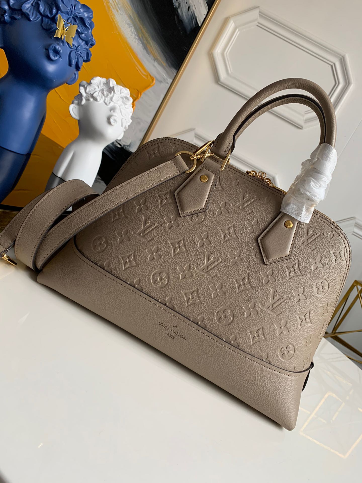 NO:395424,[Exclusive real photo M44832 light coffee] NEO ALMA bb embossed Empreinte leather has a soft, soft feeling inner layer and bright colors.m44828. This casual bag is very thin, the full-length embossed shell bag has a spacious interior space and a variety of carrying methods. It is the ideal daily bag. The signature is Louis Vuitton's iconic padlock and key bell. Size 32×24×15.,LV [original leather], louis vuitton, louis vuitton.19860909【独家实拍M44832浅咖】NEO ALMA bb浮雕Empreinte皮革有一个柔软,柔软的感觉内里层与鲜明的颜色.m44828.这款休闲包非常轻薄,全皮压花贝壳包内部空间宽敞,携带方式多样,是最理想的日常包.签名者是路易威登标志性的挂锁和钥匙铃 尺寸32×24×15 .,LV【原厂皮】,louis vuitton,louis vuitton,Bag