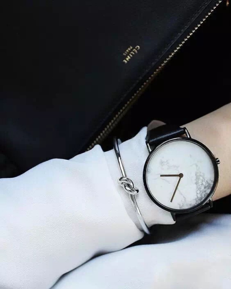 “Celine Bracelets: Elegant, Detailed Design in Platinum, Gold, and Rose Gold for Men and Women” - 图片 2
