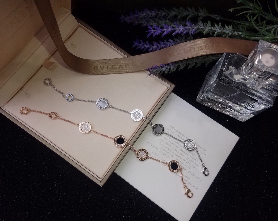 👍新款 BVLGARI 宝格丽 四圆牌手链!👉🏻双面款 一面满钻一面黑玛瑙/白贝母~奢华时尚 💫黑色为黑玛瑙 白色为白母贝!亚金材质 更显质感 ❗玫瑰金 白金 2色 龙虾扣也有BVLGARI专柜刻字 💰.