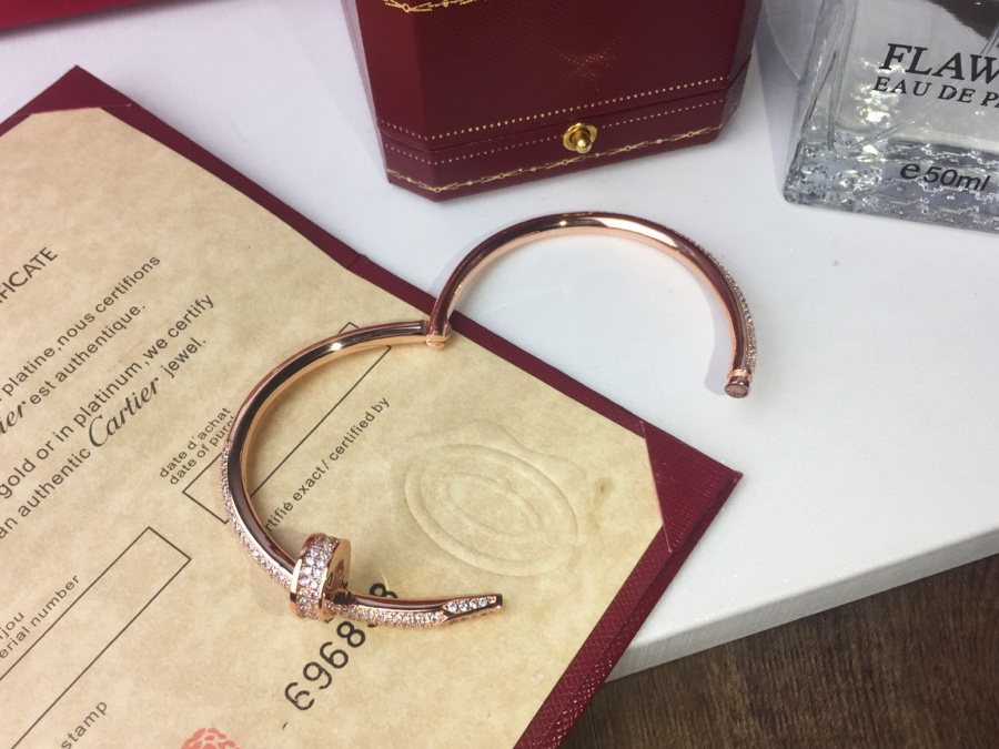 💥Cartier 卡地亚半圈满钻钉子手镯😘Juste un Clou系列独具创意～大胆而现代✨✨✨个性十