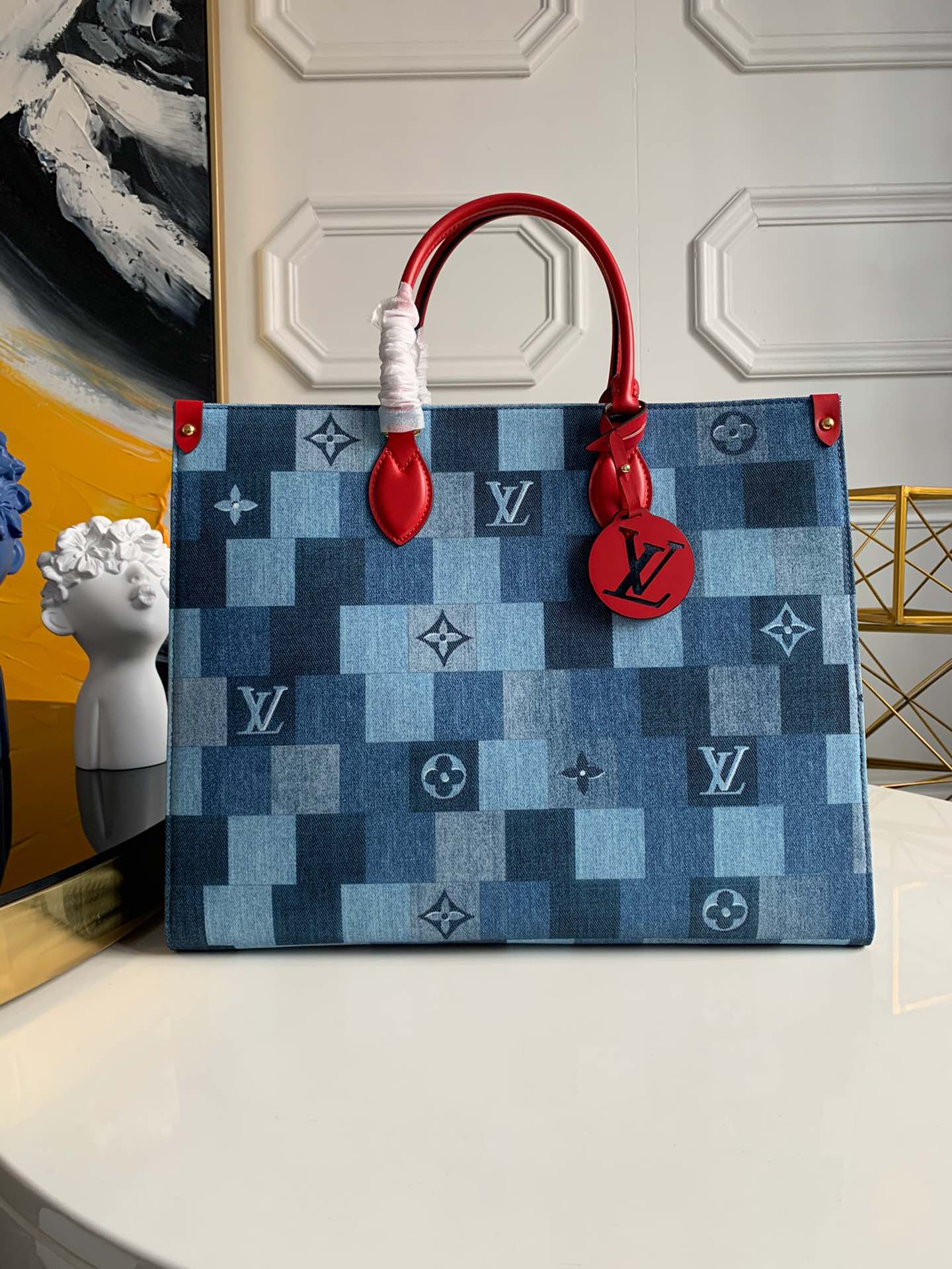 NO:395430,[Exclusive real shot M44992] Onthego handbag shows the interesting blend of Damier and Monogram patterns, which makes the canvas look subtle texture changes in the rendering of the washing tannin tones. Monogram elements add a little more elegance, and the leather trim illuminates the eye-catching outline, and plenty of space is suitable for daily carrying. Size 41-34-19cm.,LV [original leather],louis vuitton19860909【独家实拍M44992】Onthego 手袋上演 Damier 与 Monogram 图案的妙趣交融,在水洗丹宁色调的渲染中令帆布呈现微妙的质感变化.Monogram 元素再添些许雅致,皮革饰边点亮醒目轮廓,充裕空间适宜日常背携.尺寸41-34-19cm .,LV【原厂皮】,louis vuitton,Bag