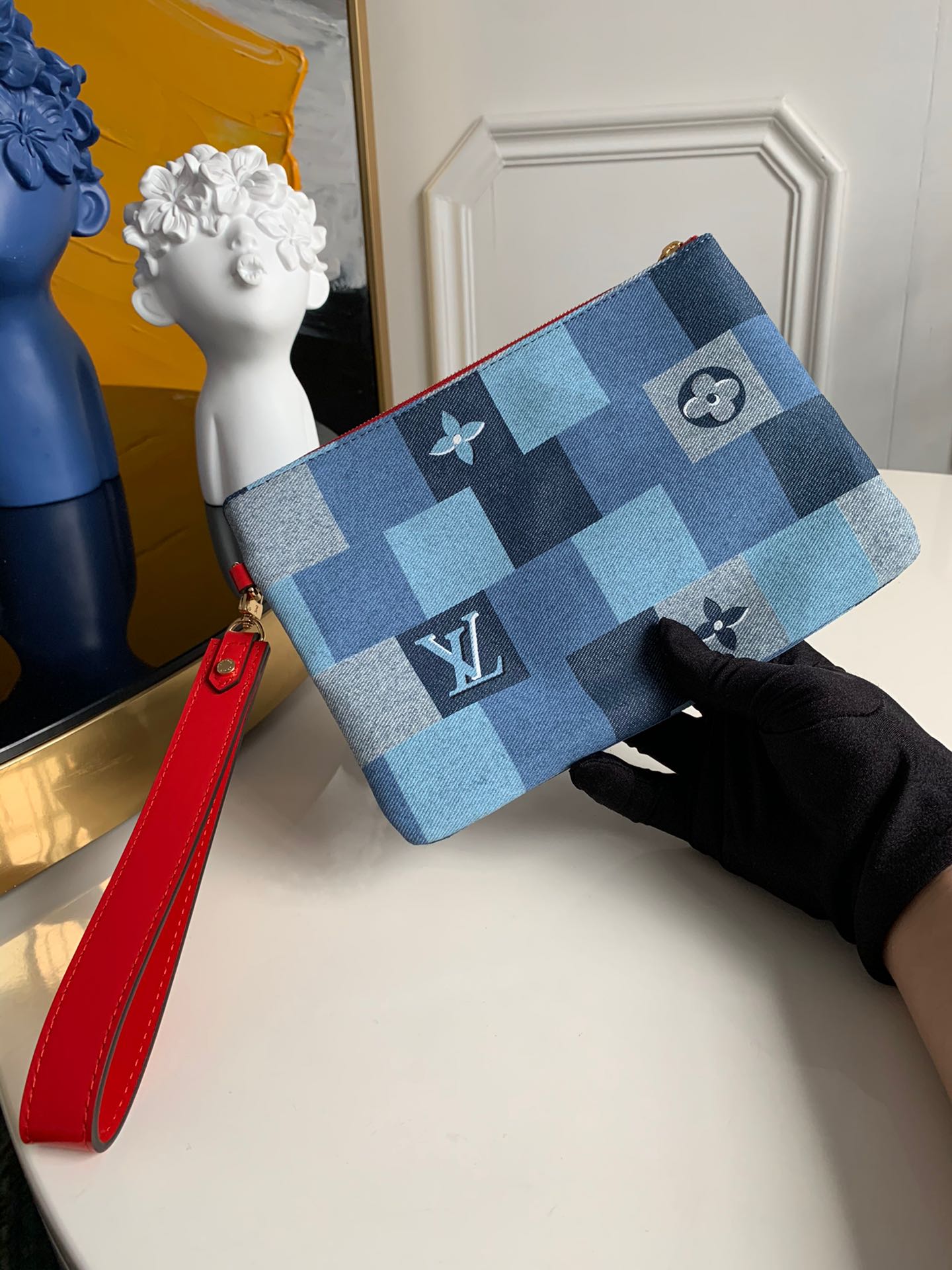 NO:395436,[Exclusive real photo M68761] City clutch bag is made of Monogram Denim canvas · Checkered textures to conceal Monogram flowers and LV letters. Denim box hand strap handbag oo[handshake][handshake] Zipper design can safely store daily needs, and can detachable wrist strap to achieve hand-held and wrist-tied mode. Size 23*16.,LV [original leather],louis vuitton,handbag19860909【独家实拍M68761】City手拿包取材Monogram Denim帆布·方格纹理间掩映Monogram花卉与LV字母.牛仔布盒子手提带手包oo[握手][握手]拉链设计可稳妥收纳日常所需,可拆卸腕带实现手提和系腕方式.尺寸23*16 .,LV【原厂皮】,louis vuitton,handbag,Bag