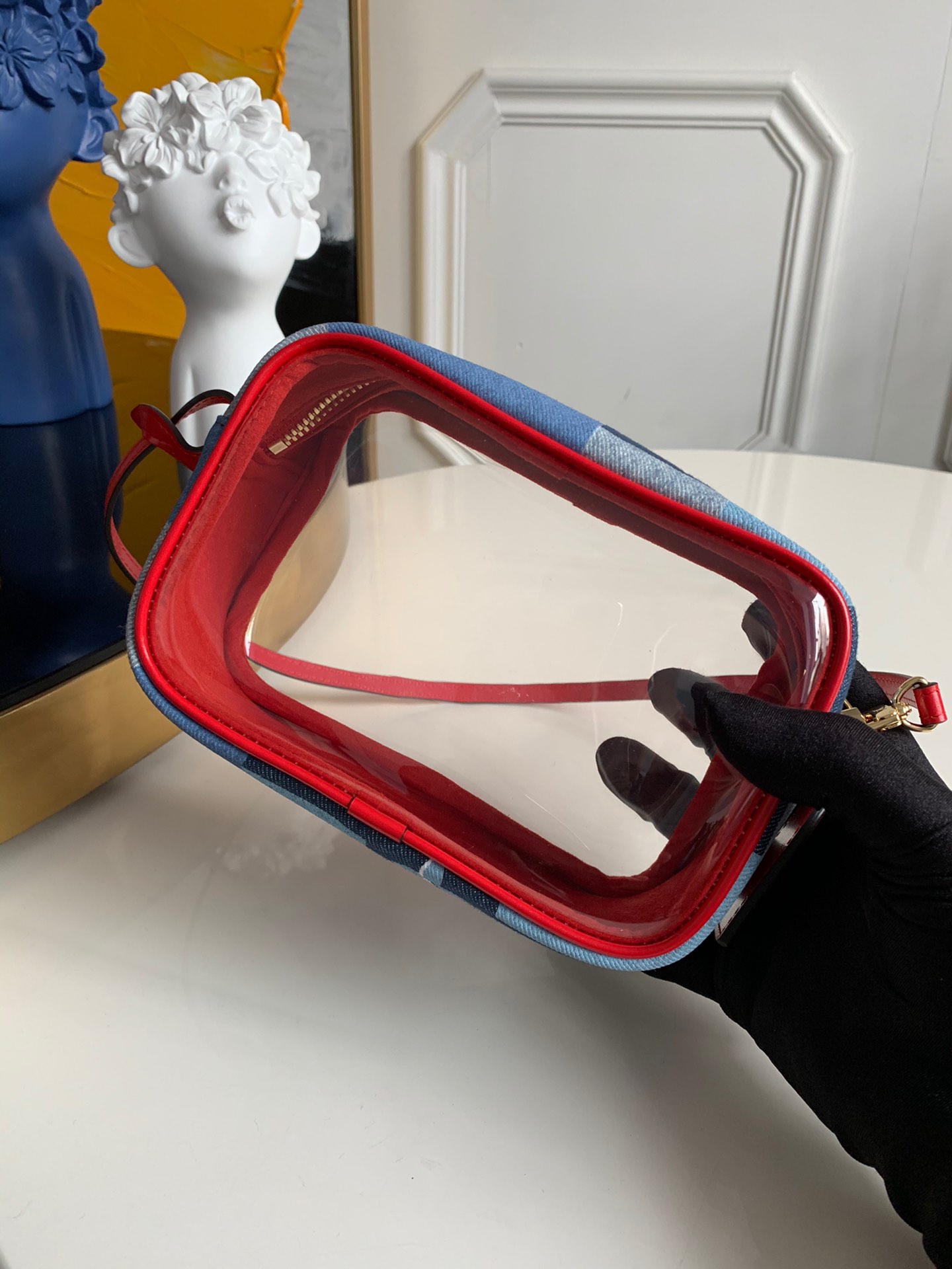 NO:395437,[Exclusive real-life M68765] Denim's appearance and color matching are so beautiful; it is equipped with short shoulder straps to hold one shoulder. The capacity in the small bag is definitely on the list, and it is fine to put it casually on everyday travel. Size 16.5*11*8cm., LV [original leather], louis vuitton19860909【独家实拍M68765】牛仔布 颜值配色都美到爆表；配有短肩带可手挽单肩.在小包中容量绝对排得上榜,日常出行随意放完全没问题. 尺寸16.5*11*8cm .,LV【原厂皮】,louis vuitton,Bag