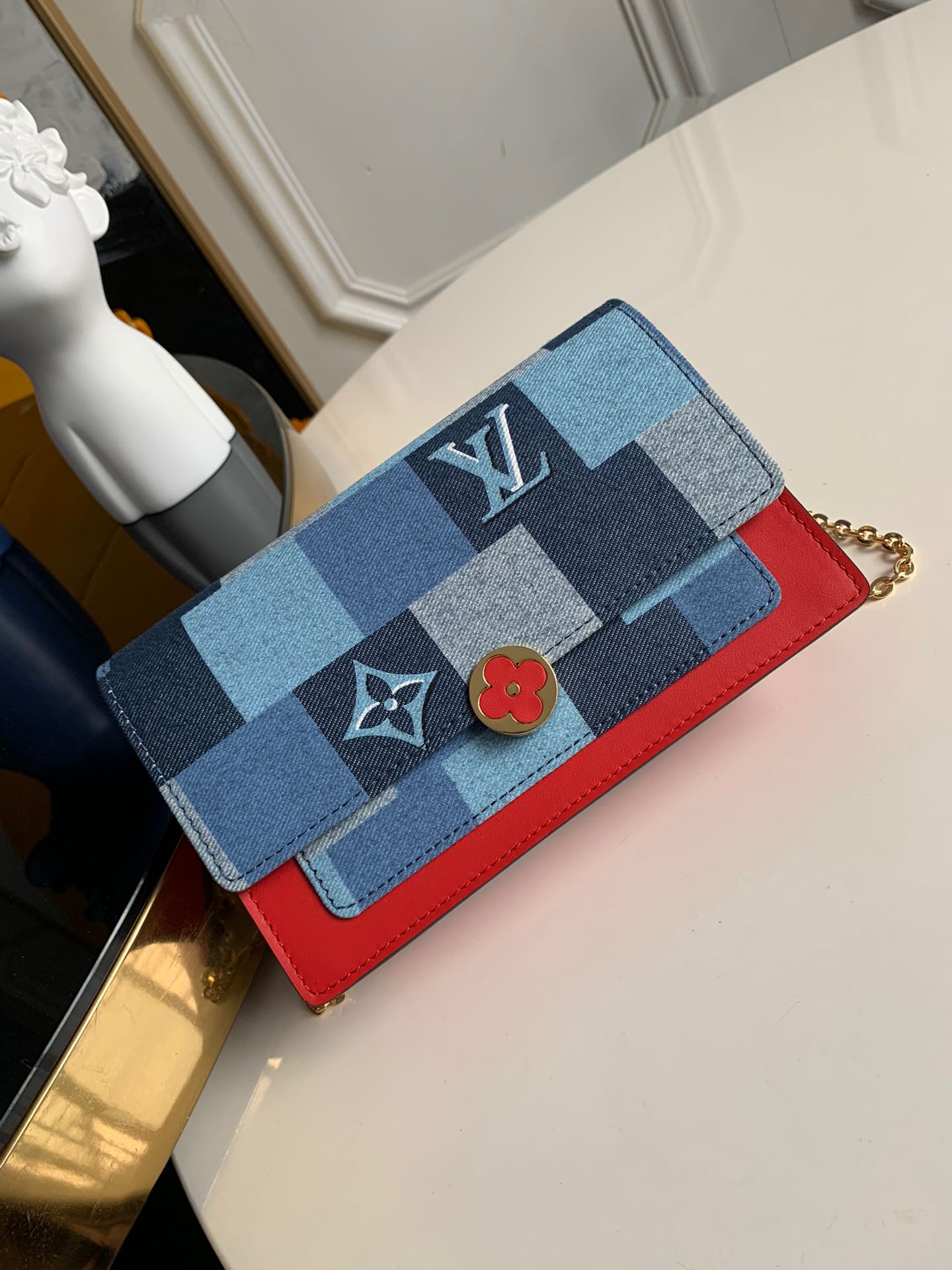 NO:395440,[Exclusive real photo M69036] Denim fortune bag This Flore chain bag embraces the checkered texture of Monogram Denim canvas, embellishes Monogram floral hook buckles. The interior space is equipped with pockets and slots, which can accommodate daily needs such as mobile phones. It is matched with a detachable chain, and the shoulder and back are switched at will. Size 17.5 x 11.5 x 3.5 cm.,LV [original leather],louis vuitton19860909【独家实拍M69036】牛仔布 发财包 本款 Flore 链条包拥抱 Monogram Denim 帆布的方格纹理,点缀 Monogram 花卉钩扣.充裕内部空间设有口袋和卡位,可容纳手机等日常所需.搭配可拆卸链条,肩背手提随心切换.尺寸17.5 x 11.5 x 3.5 cm .,LV【原厂皮】,louis vuitton,Bag
