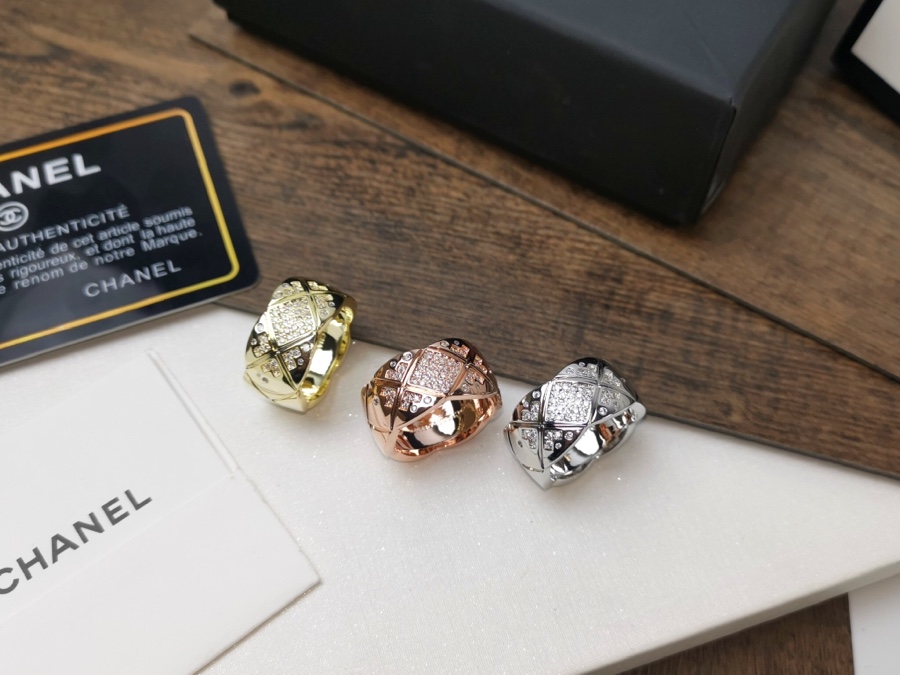 Chanel 小香 Chanel 宽版菱格戒指 高端定制亚金镶嵌 高碳钻 一面带钻 一面 菱格