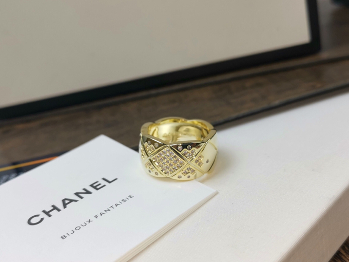 Chanel 小香 Chanel 宽版菱格戒指 高端定制亚金镶嵌 高碳钻 一面带钻 一面 菱格
