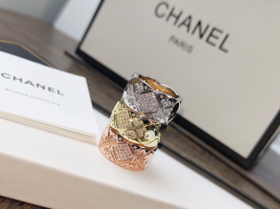Chanel 小香 Chanel 宽版菱格戒指 高端定制亚金镶嵌 高碳钻 一面带钻 一面 菱格